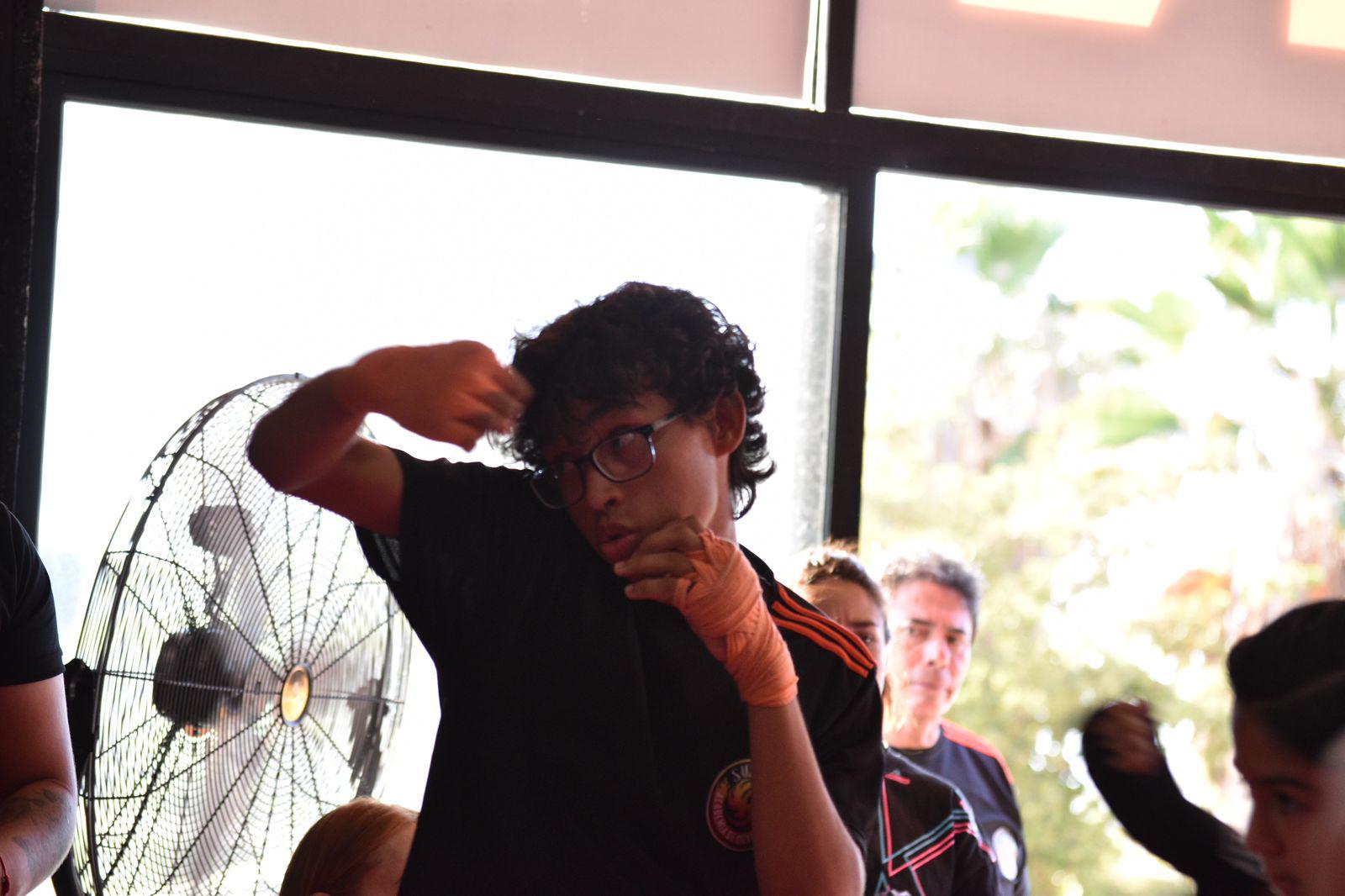 $!Suben de grado alumnos de Academia de Kickboxing Suzaku