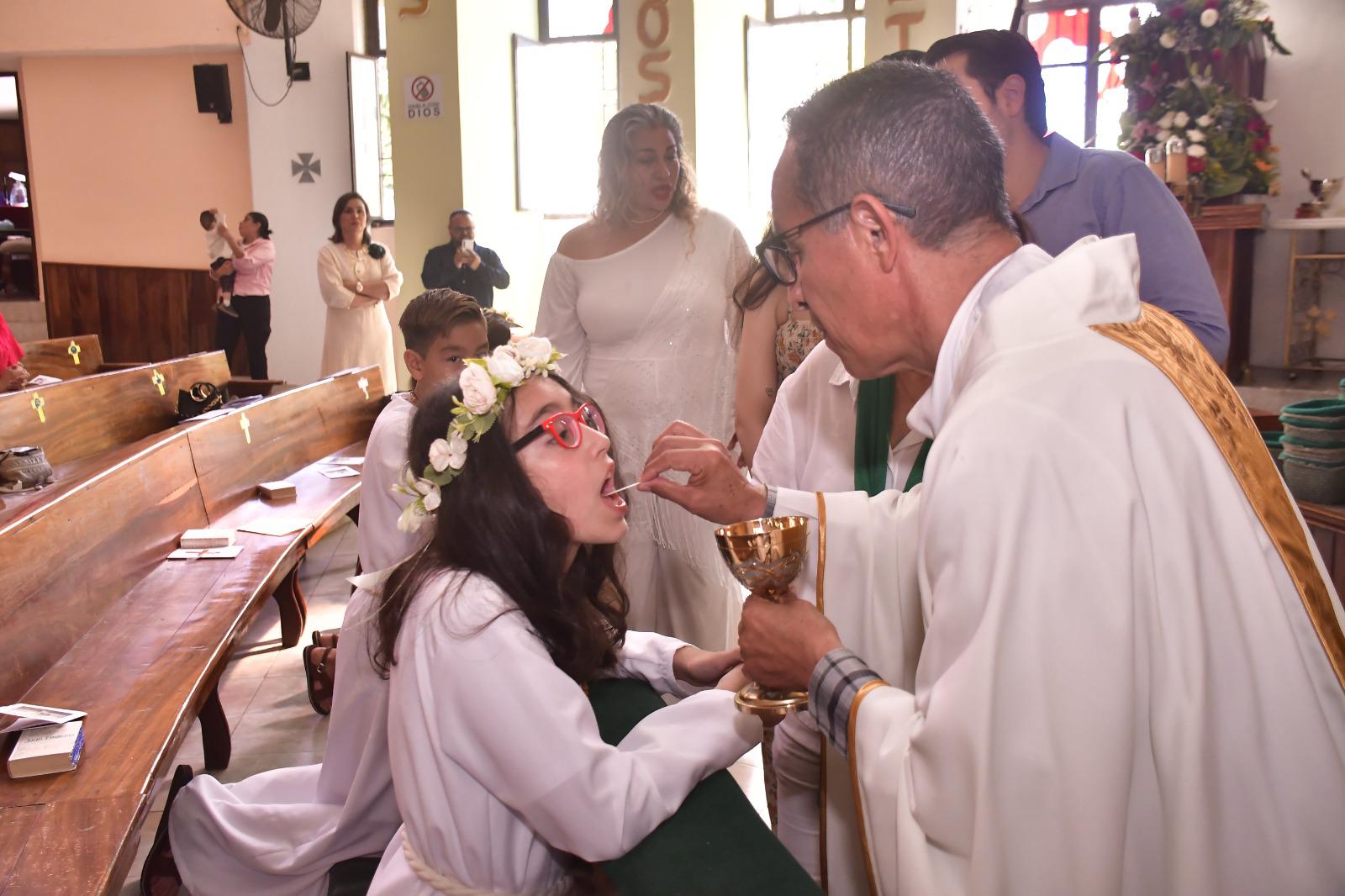 $!Valeria Caro Ballesteros al momento de recibir la hostia consagrada.