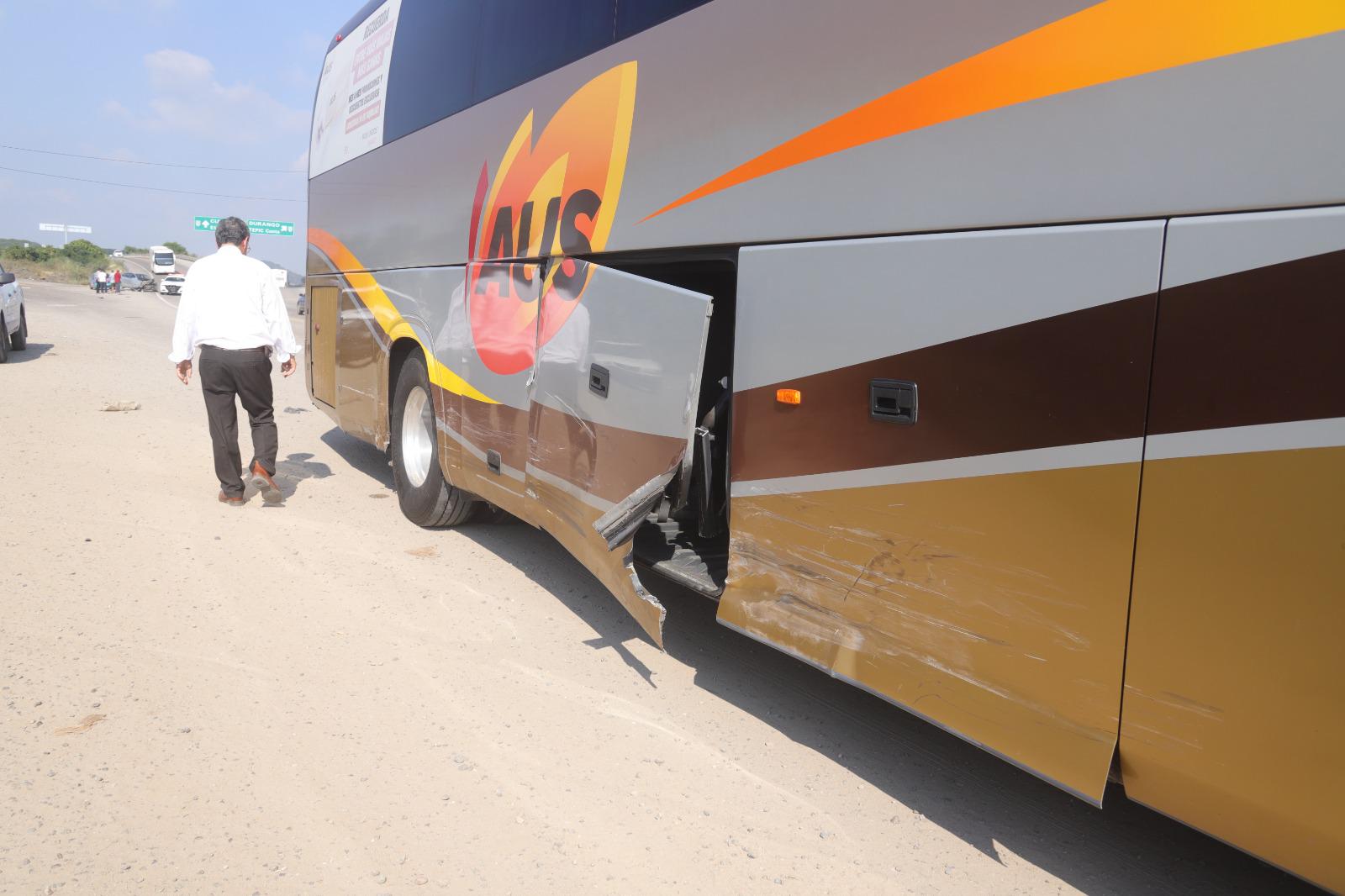 $!Choca automóvil contra un autobús de pasajeros en Mazatlán