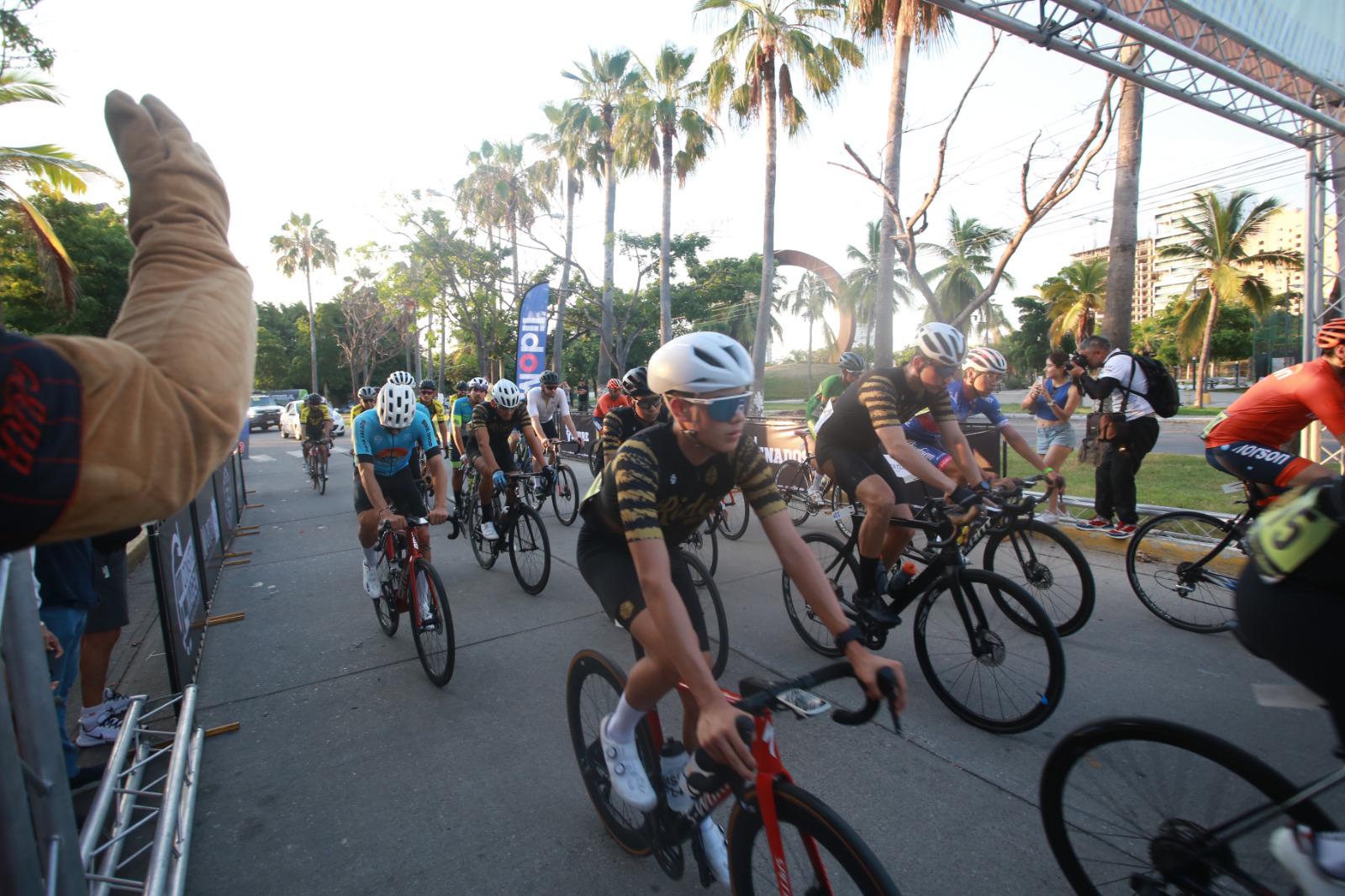 $!Parten ciclistas a conquistar la cumbre de Santa Rita