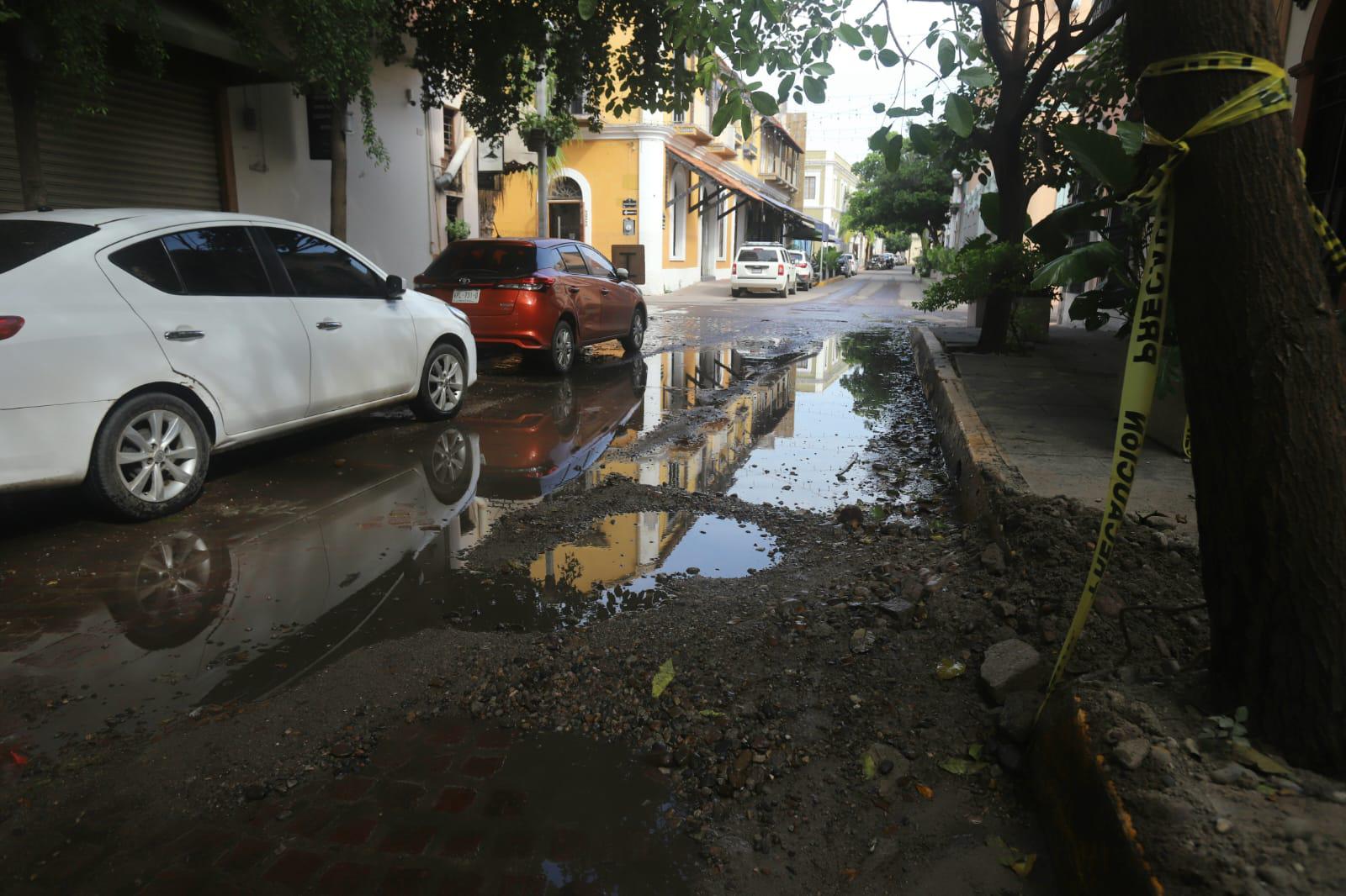 $!Luce Centro Histórico de Mazatlán con agua estancada y basura acumulada