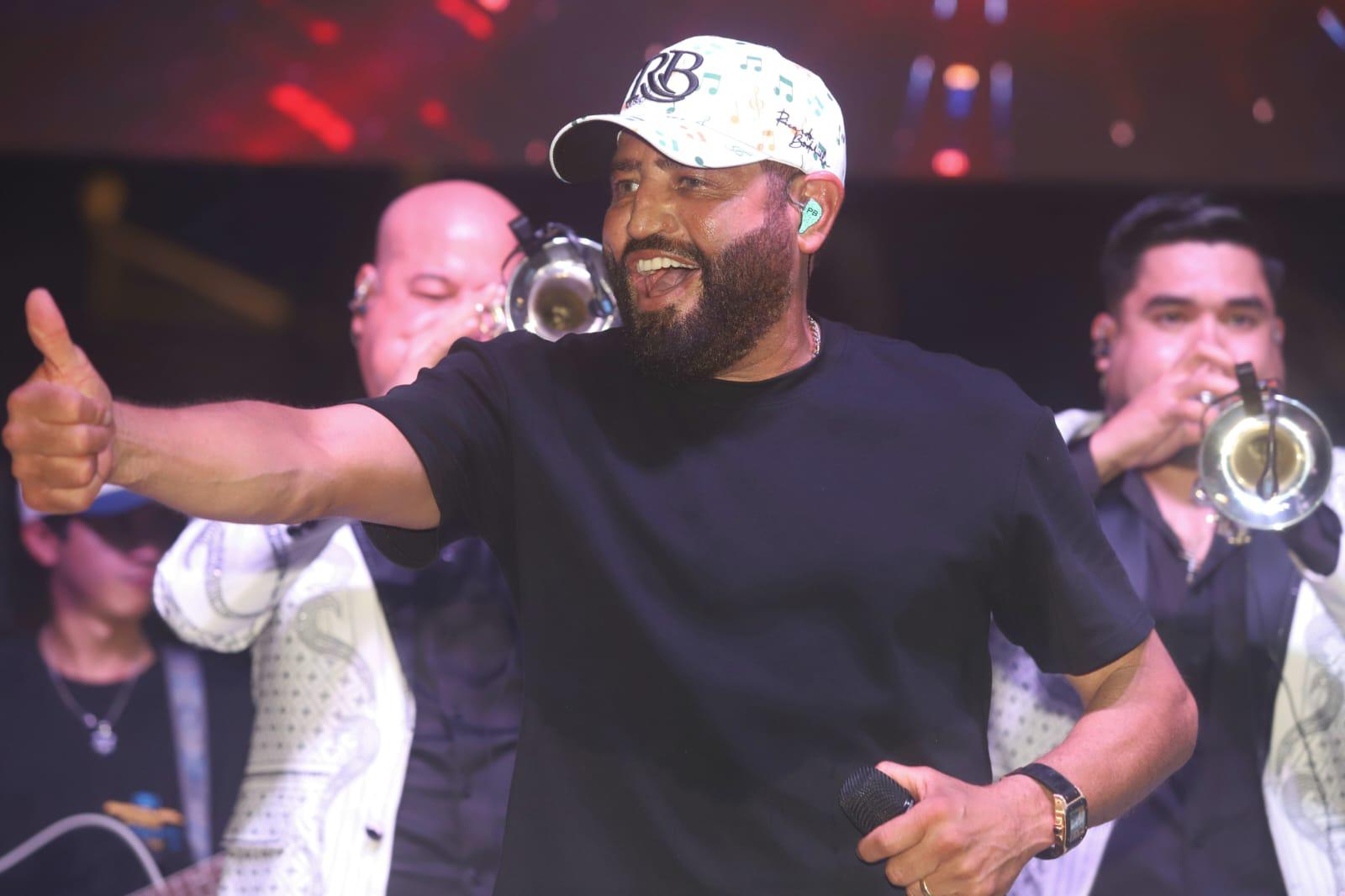 $!Pancho Barraza enamora a Mazatlán con concierto en el malecón