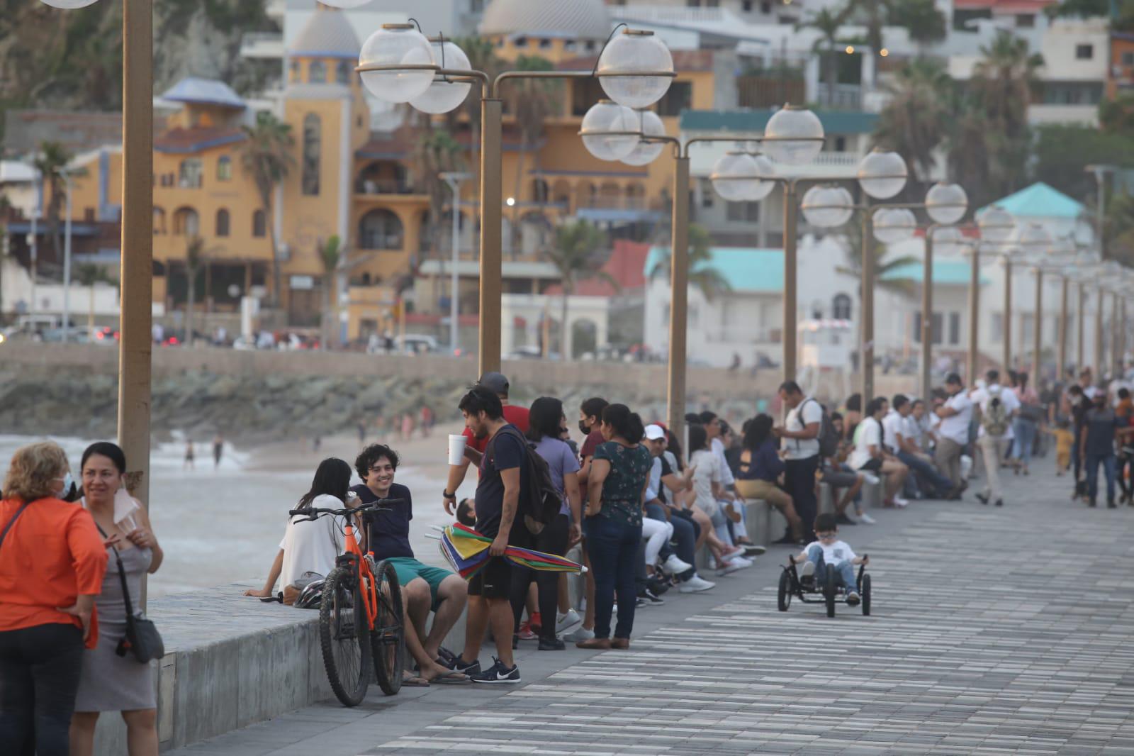 $!Con drones, exhortan a no amontonarse en el malecón de Mazatlán