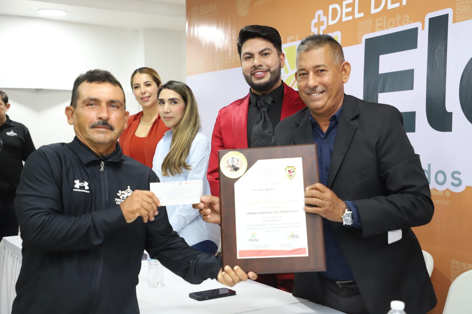 $!Armando Valenzuela Ochoa es galardonado con el Premio Municipal del Deporte Elota 2024