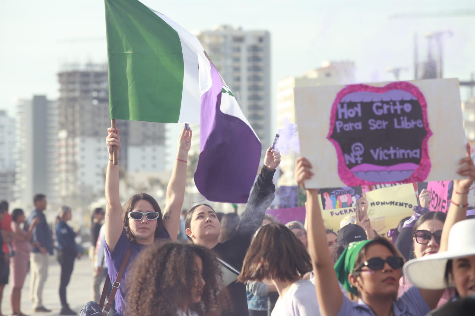 $!Mujeres toman el paseo costero de Mazatlán para exigir alto a la violencia