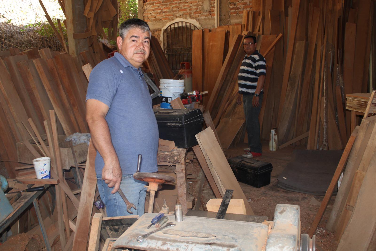 $!Felipe y Jesús Manuel mantienen en Concordia la pasión heredada de su padre: la carpintería