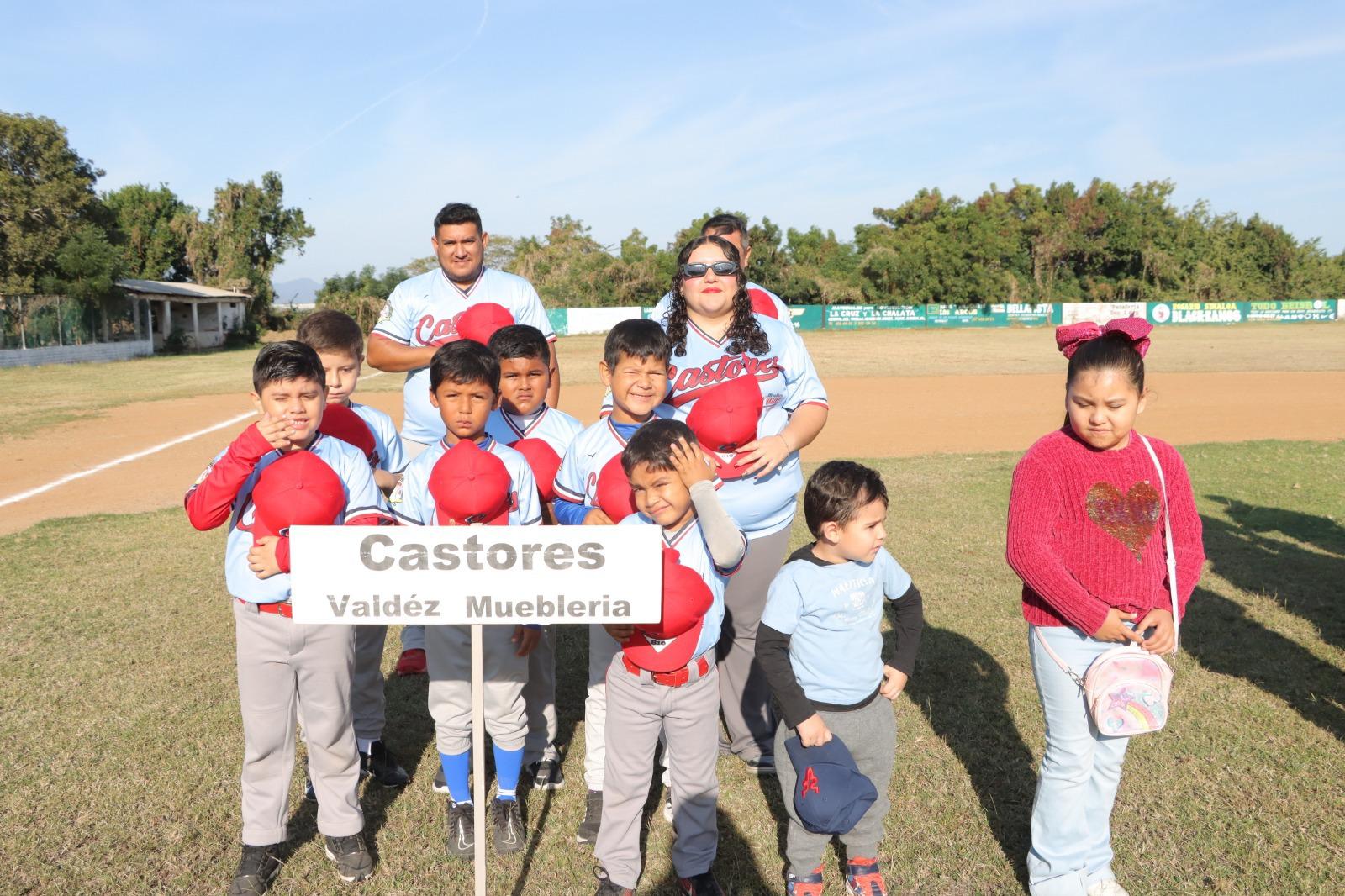 $!Club Deportivo Peli-kanos realizó su inaguración de la Temporada infantil 2025-2026, en honor a Antonio Mora Barrón