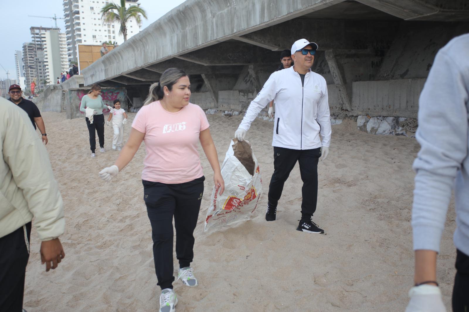 $!Decenas de estudiantes se unen a una nueva jornada de limpieza de playas en Mazatlán