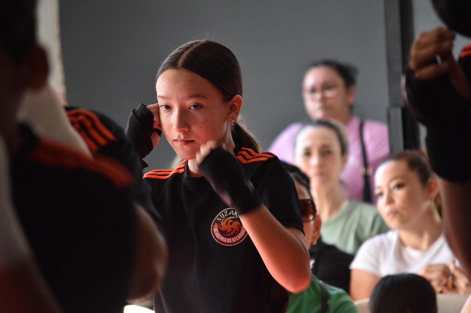 $!Suben de grado alumnos de Academia de Kickboxing Suzaku