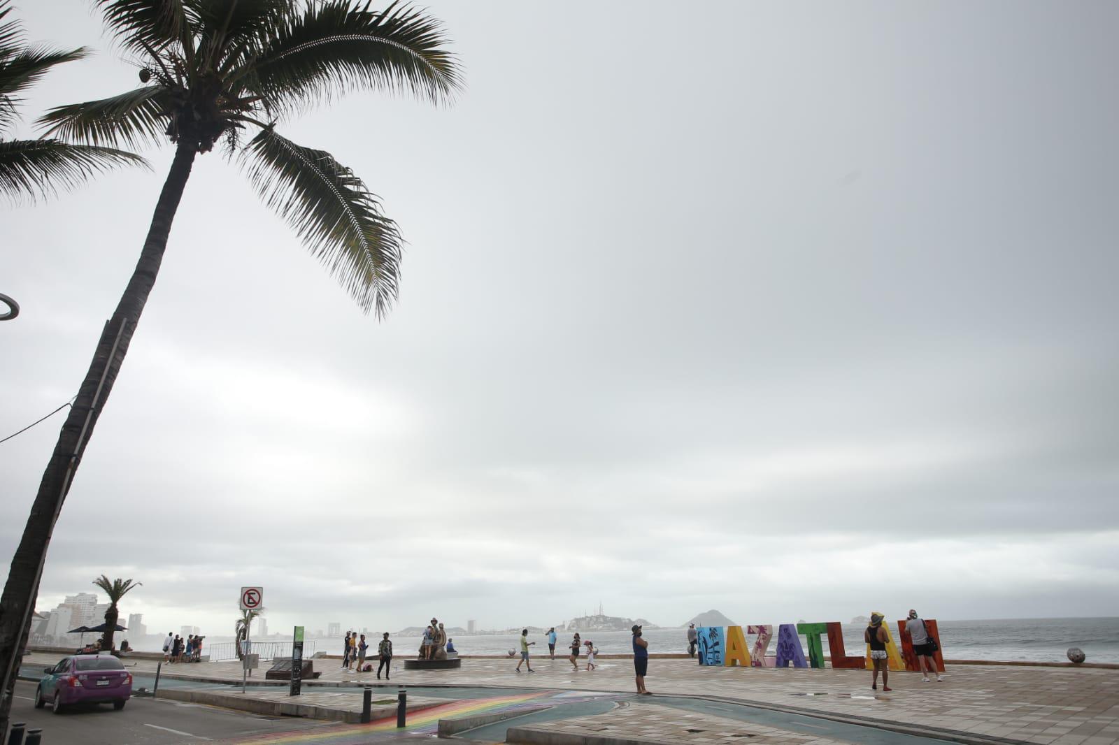 $!En Mazatlán las lluvias con fuertes vientos dejan vialidades encharcadas; no se reportan afectaciones, dice Protección Civil