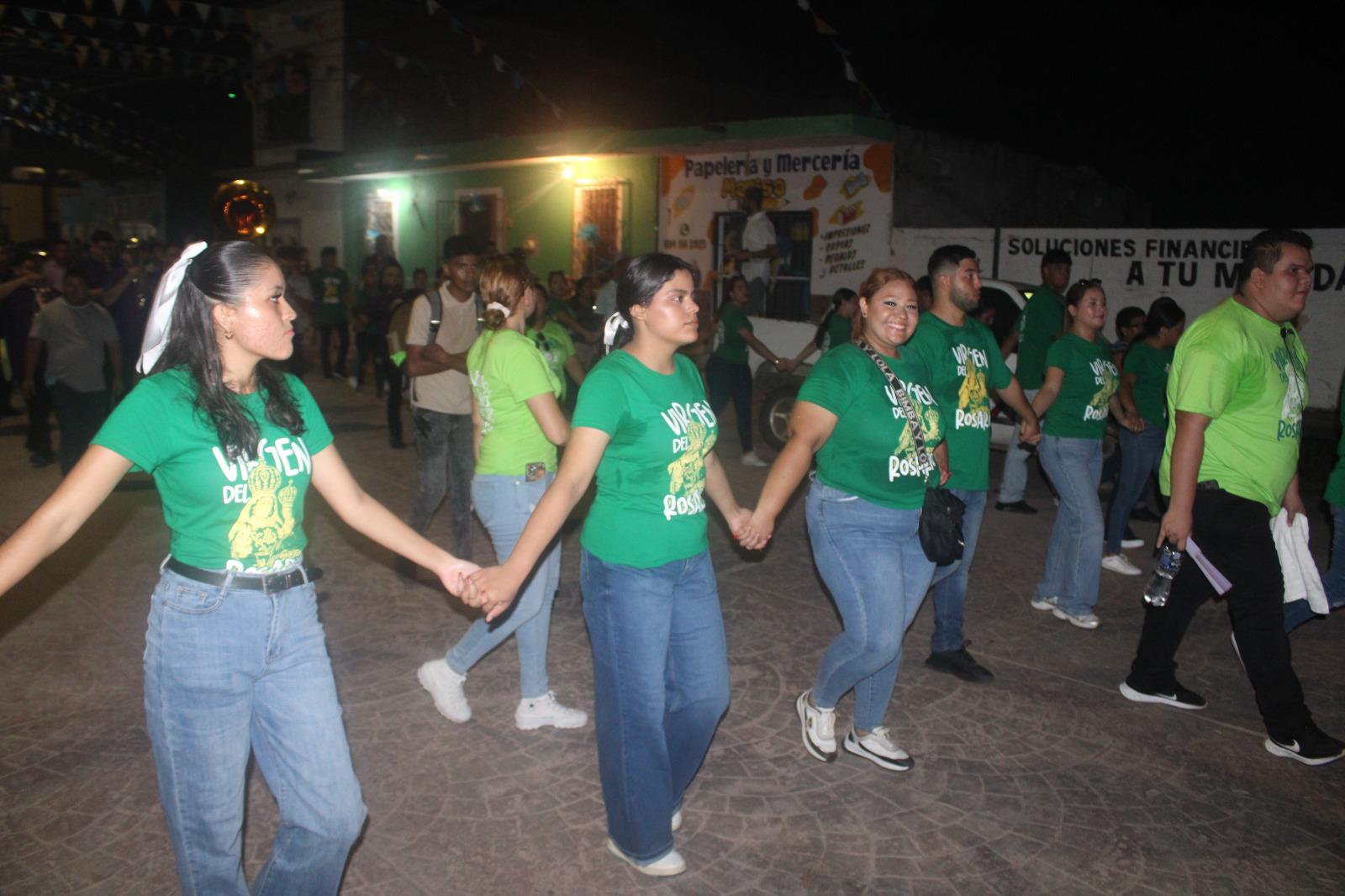 $!Realizan titánica labor cargadores y valla de jóvenes durante romería en la virgen del Rosario