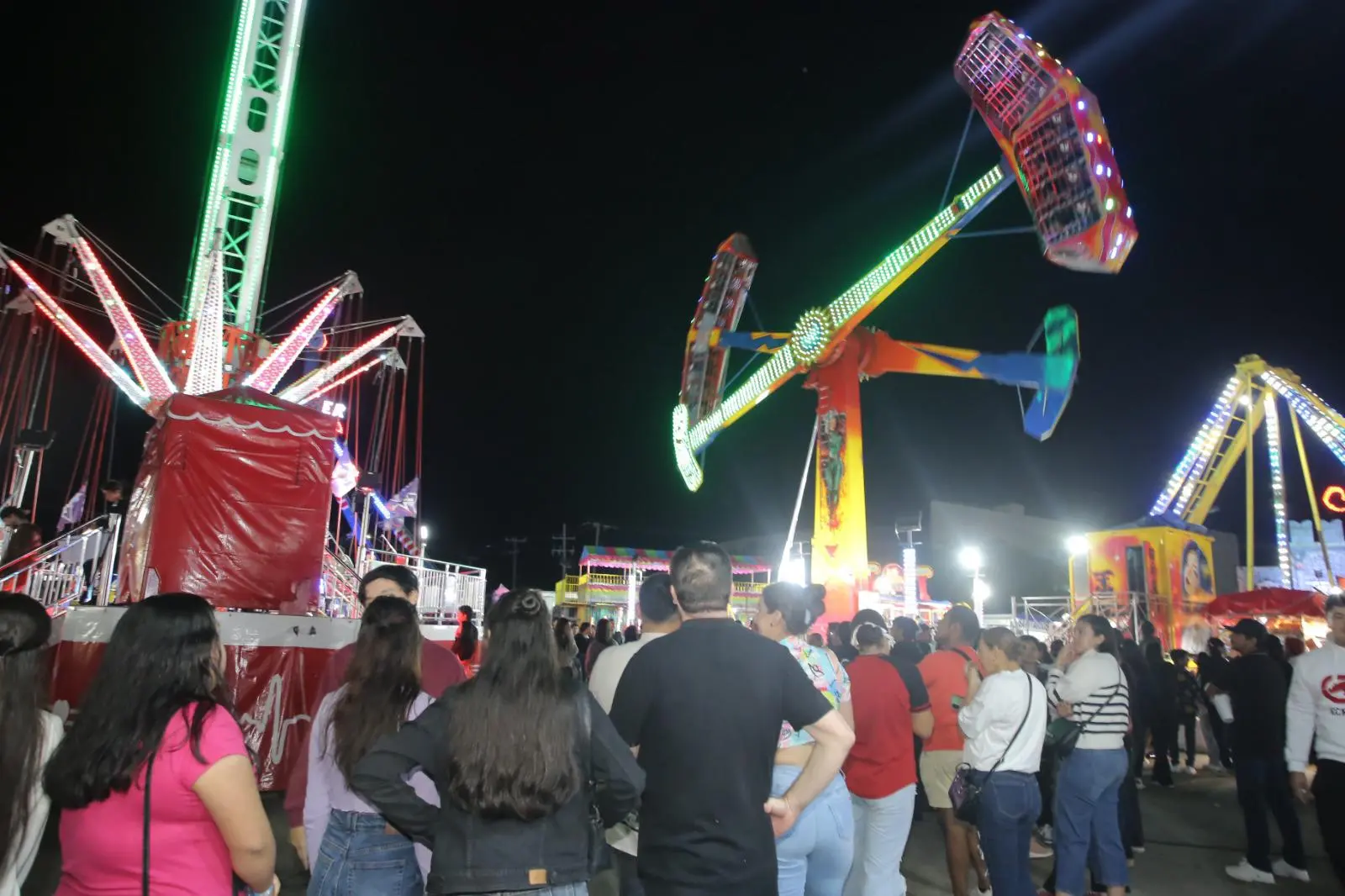 $!Disfrutan mazatlecos de una noche de diversión en el último día de la Expoferia Canaco 2025