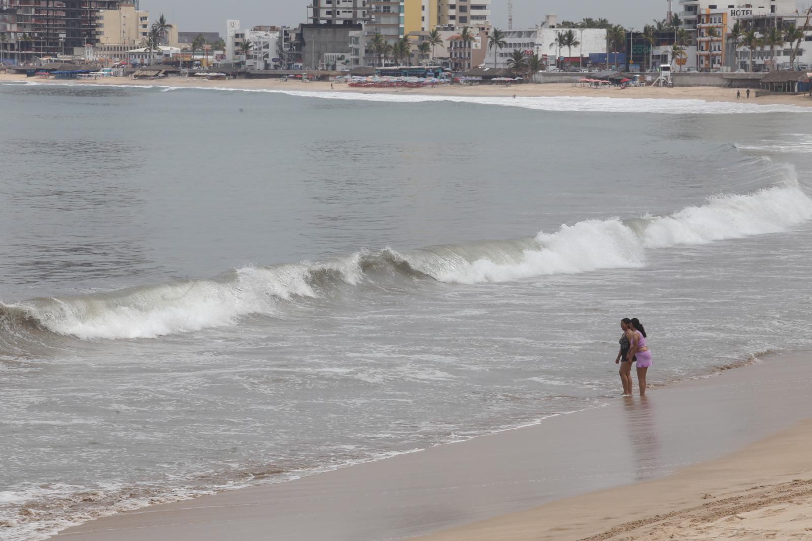 $!Inicia Mazatlán fin de semana con oleaje tranquilo en sus playas