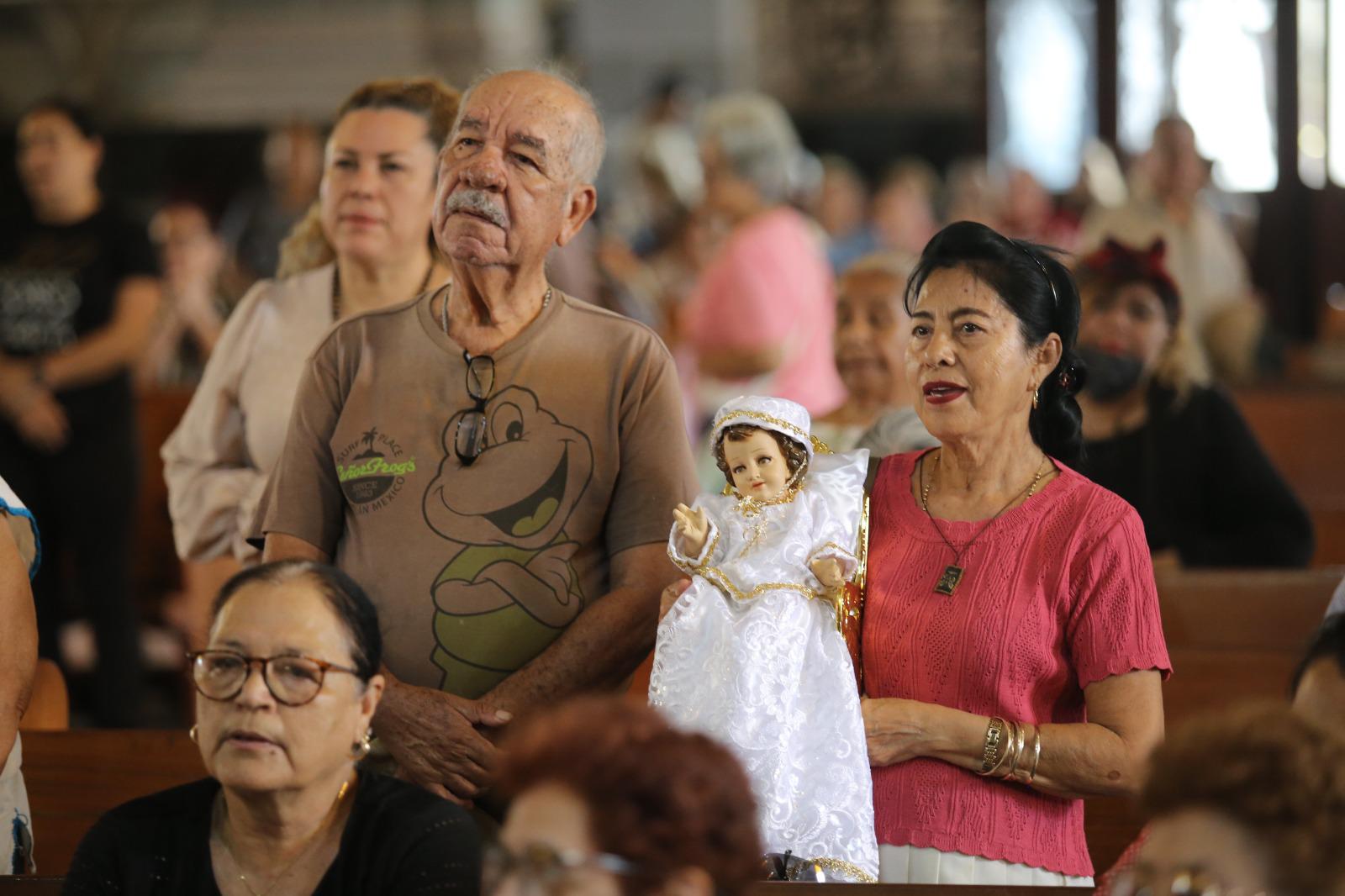 $!Bendicen las velas y al Niño Dios en Catedral de Mazatlán