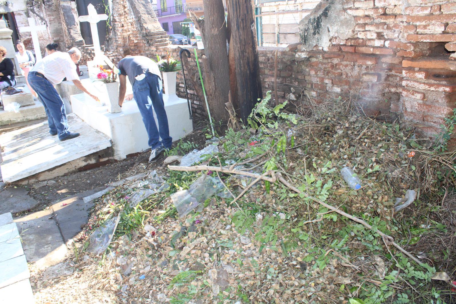 $!‘Brotan’ quejas sobre limpieza y seguridad en panteón municipal de Rosario