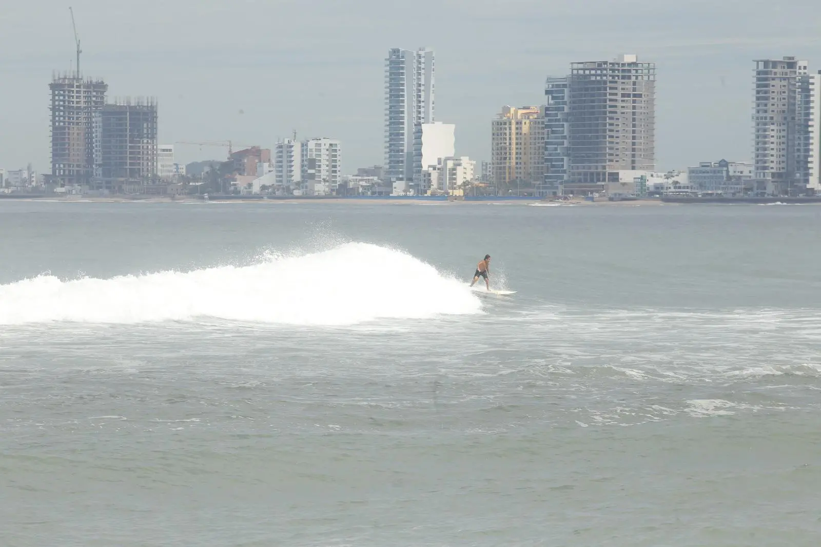 $!Reabren algunos accesos a playas de Mazatlán tras disminuir intensidad del oleaje