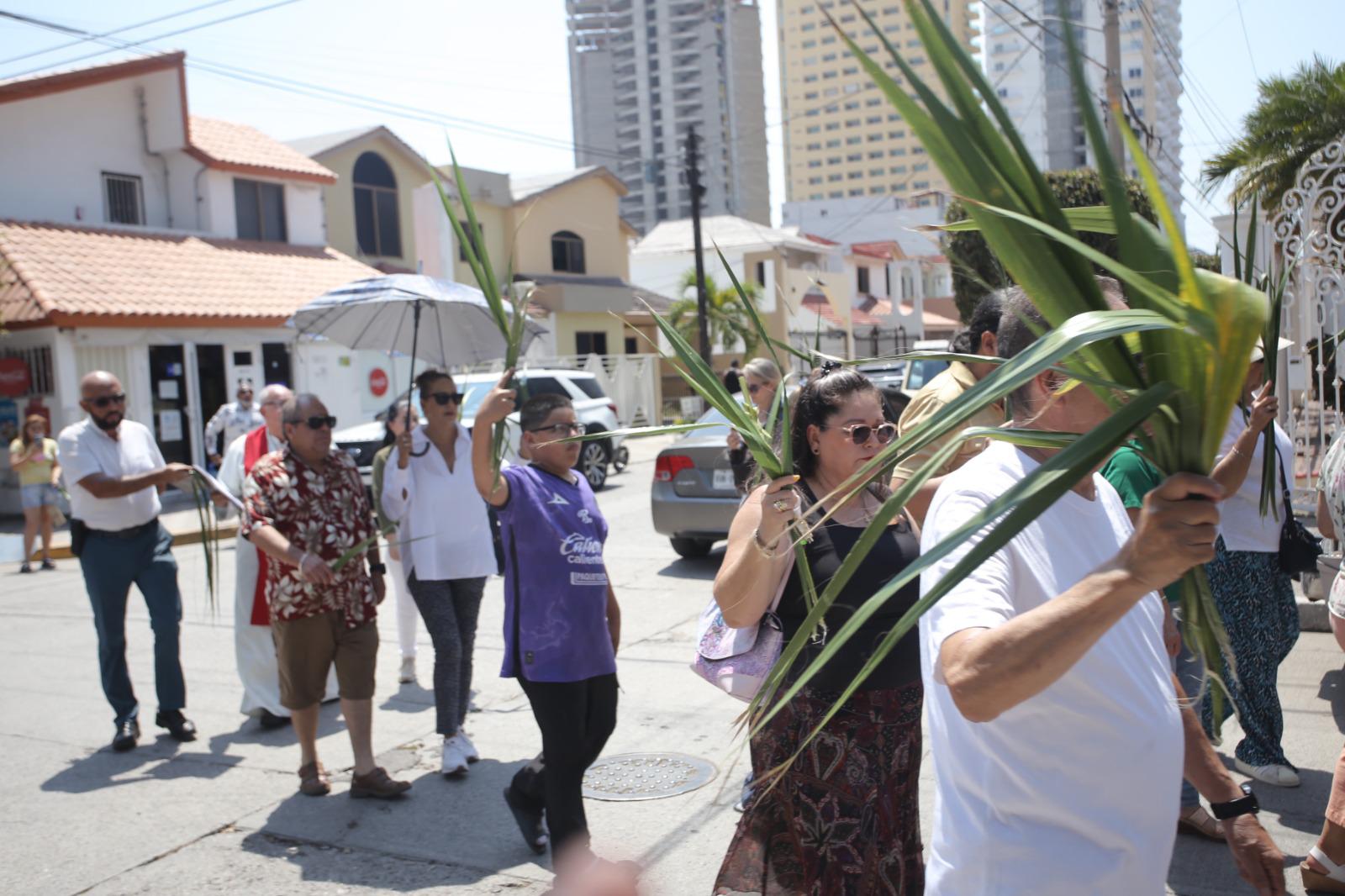 $!Feligreses de San Judas Tadeo profesan su fe durante la bendición de palmas