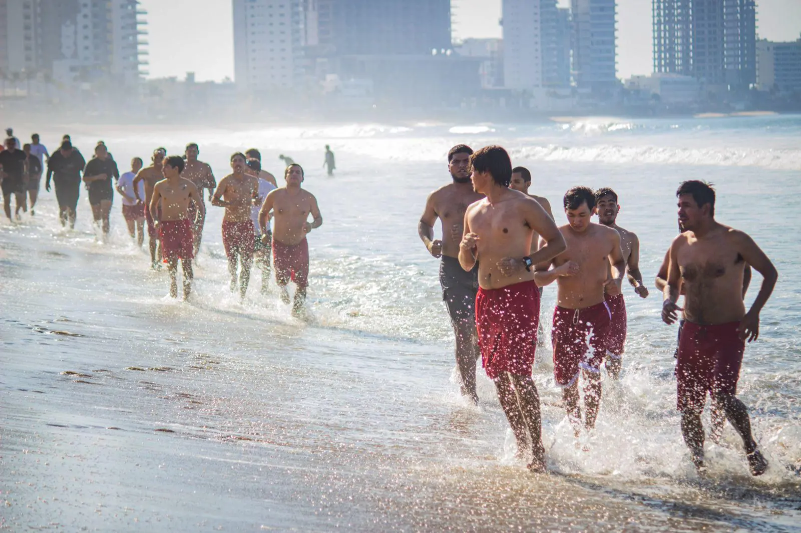 $!Avanza curso de certificación de salvavidas con participación de 15 mujeres en Mazatlán