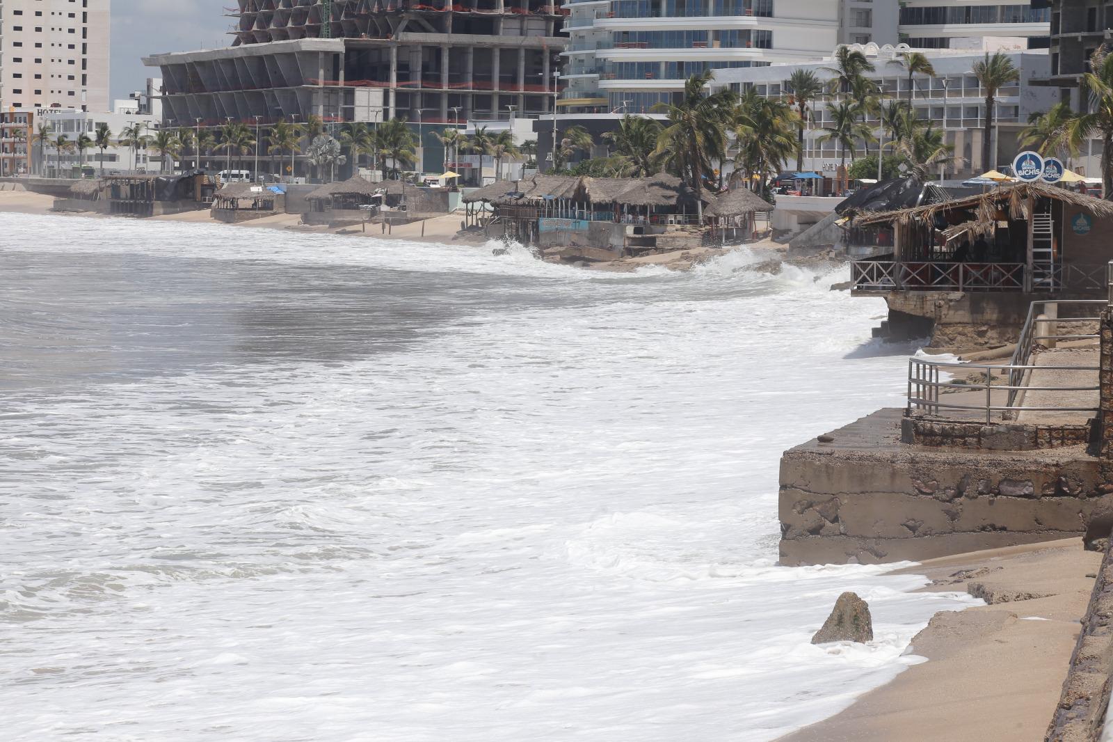 $!Remanentes del huracán Marie dejan playas de Mazatlán erosionadas y sin acceso para bañistas