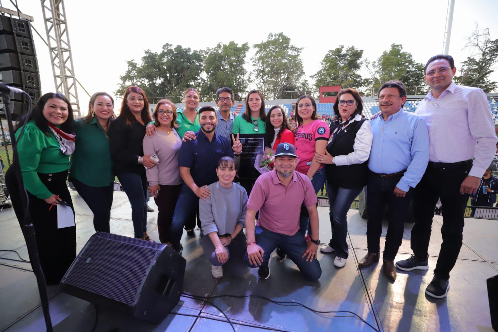 $!María del Rosario Espinoza es aclamada en Guasave