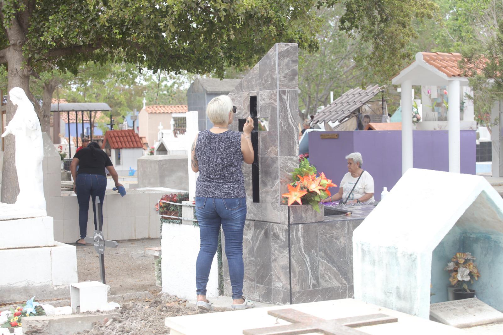 $!Familias mazatlecas acuden a los panteones para honrar a sus padres