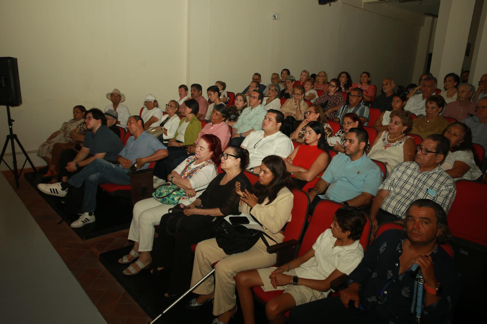 $!Académicos, estudiantes y promotores culturales se dieron cita en Casa Haas para acompañar al autor sinaloense.