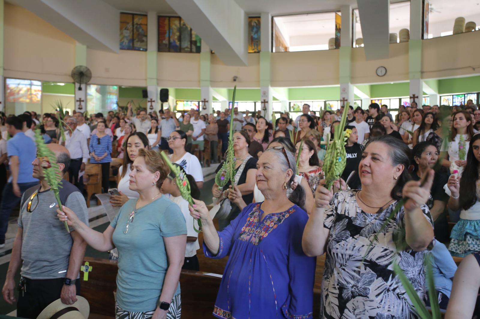 $!Feligreses de San Judas Tadeo profesan su fe durante la bendición de palmas