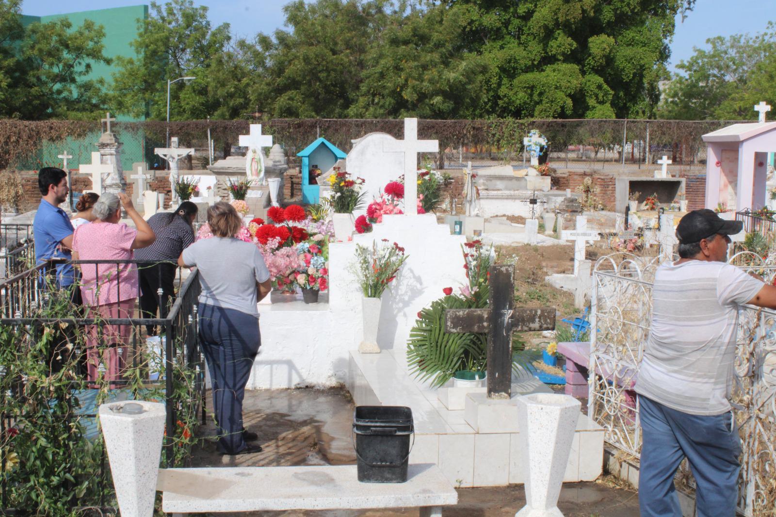 $!Entre flores, plegarias y veladoras, familias visitan a las mamás de Rosario que están en el cielo