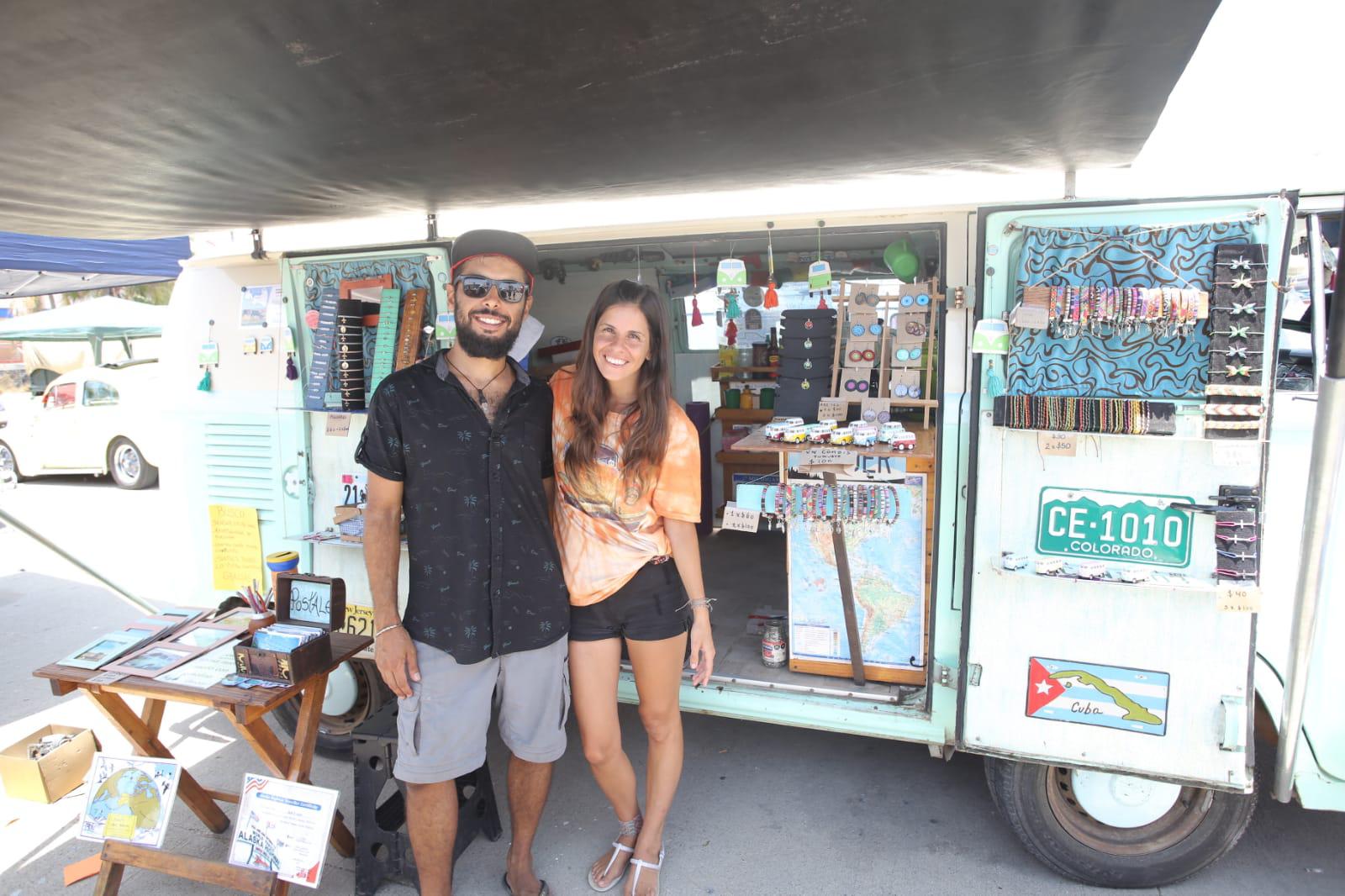 $!De la Patagonia a Alaska en combi: Pareja argentina hace escala en Mazatlán dentro de su aventura