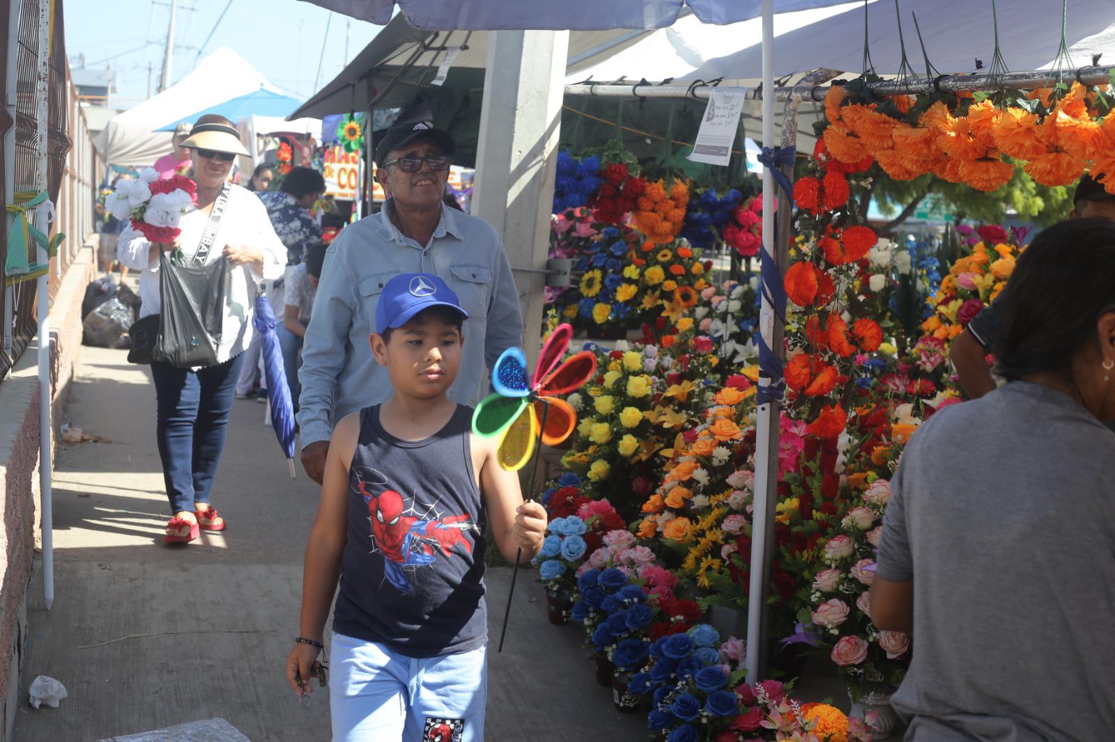 $!Mazatlecos mantienen viva la tradición del Día de Muertos en los panteones