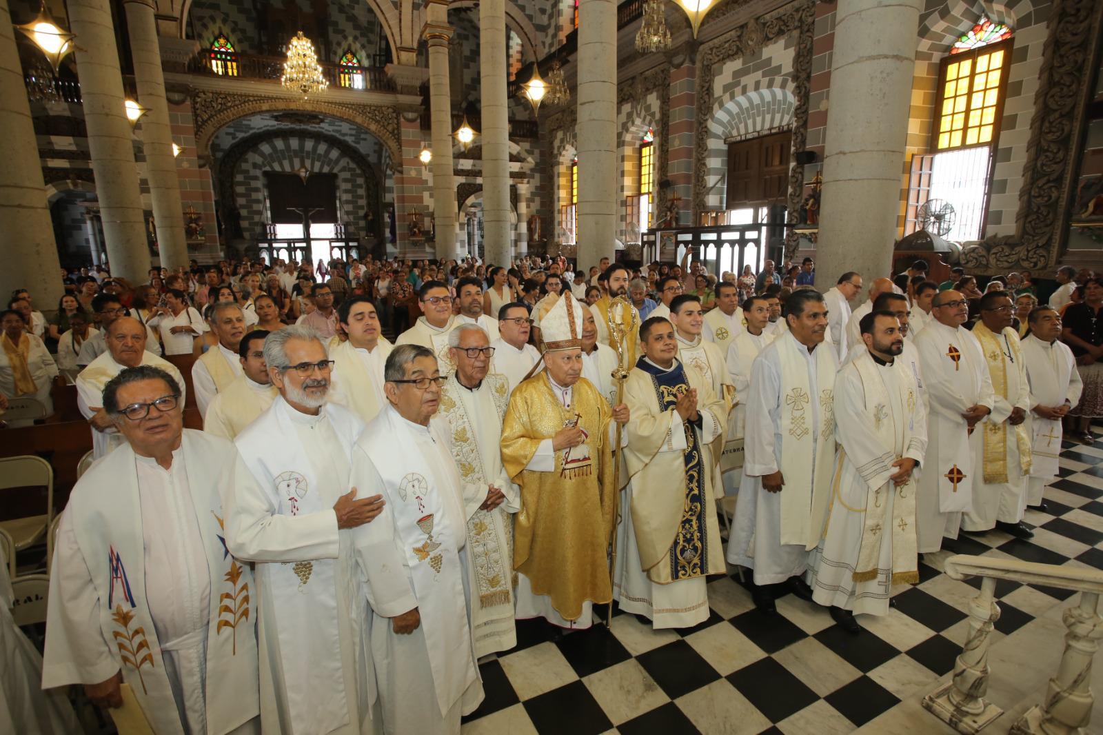 $!Ordenan a Sergio Armando como presbítero; Obispo de Mazatlán agradece por 29 años de su labor