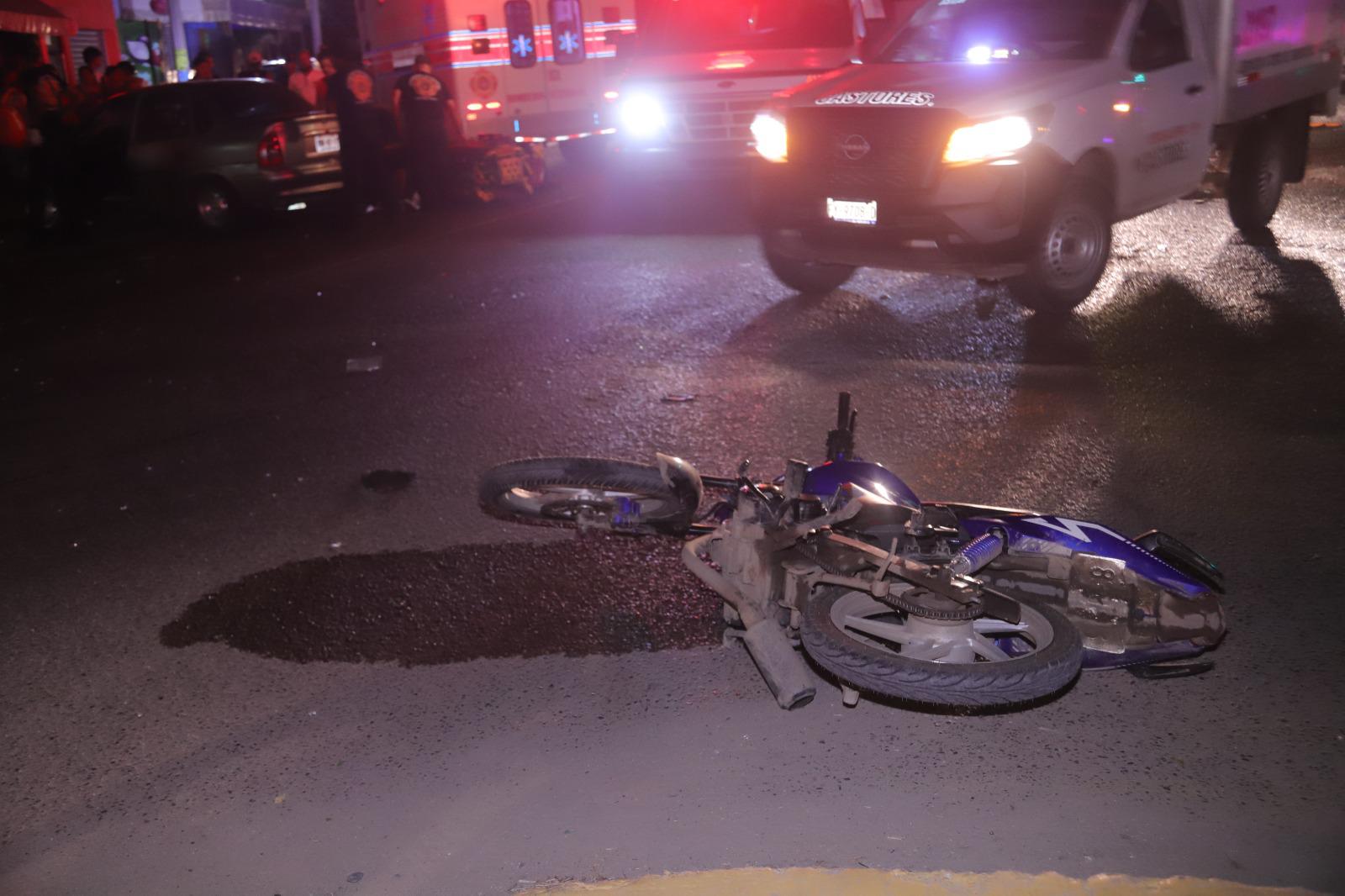 $!Se impacta motociclista contra auto en el crucero de Urías en Mazatlán