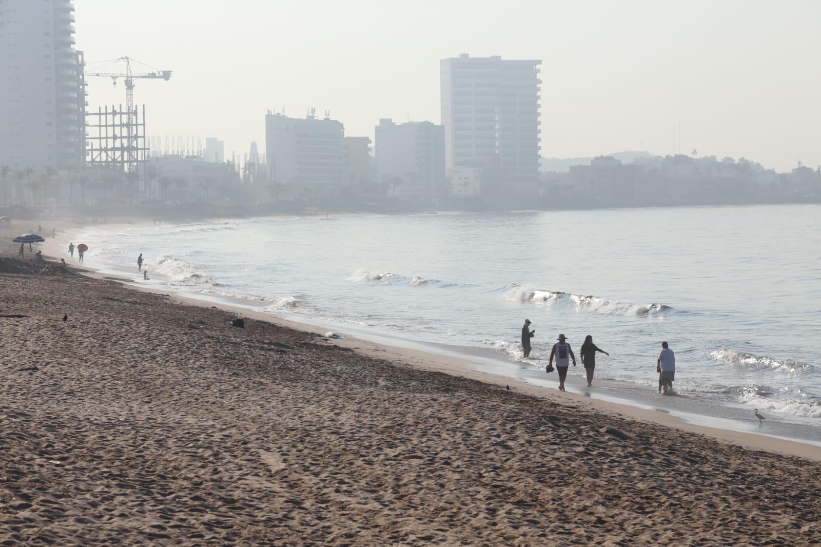 $!Algunos turistas de zonas con clima más frío recorren las playas del puerto.