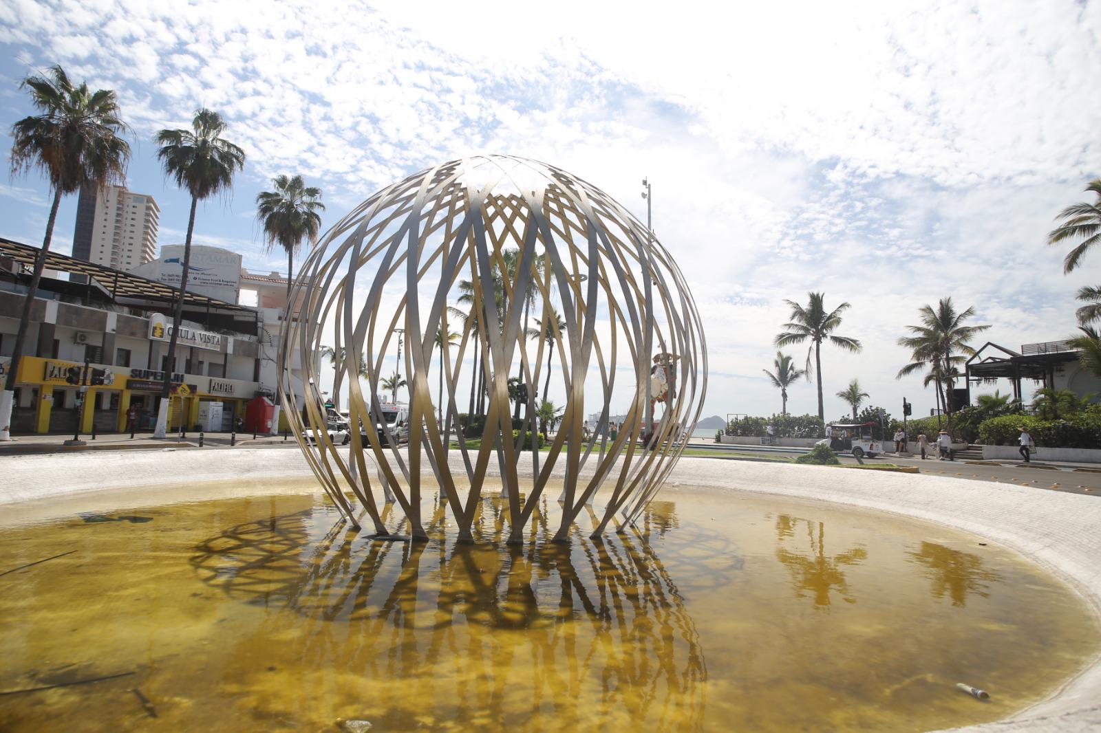 $!Muestra glorieta ‘La Perla del Pacífico’ huellas del accidente automovilístico del fin de semana, en Mazatlán