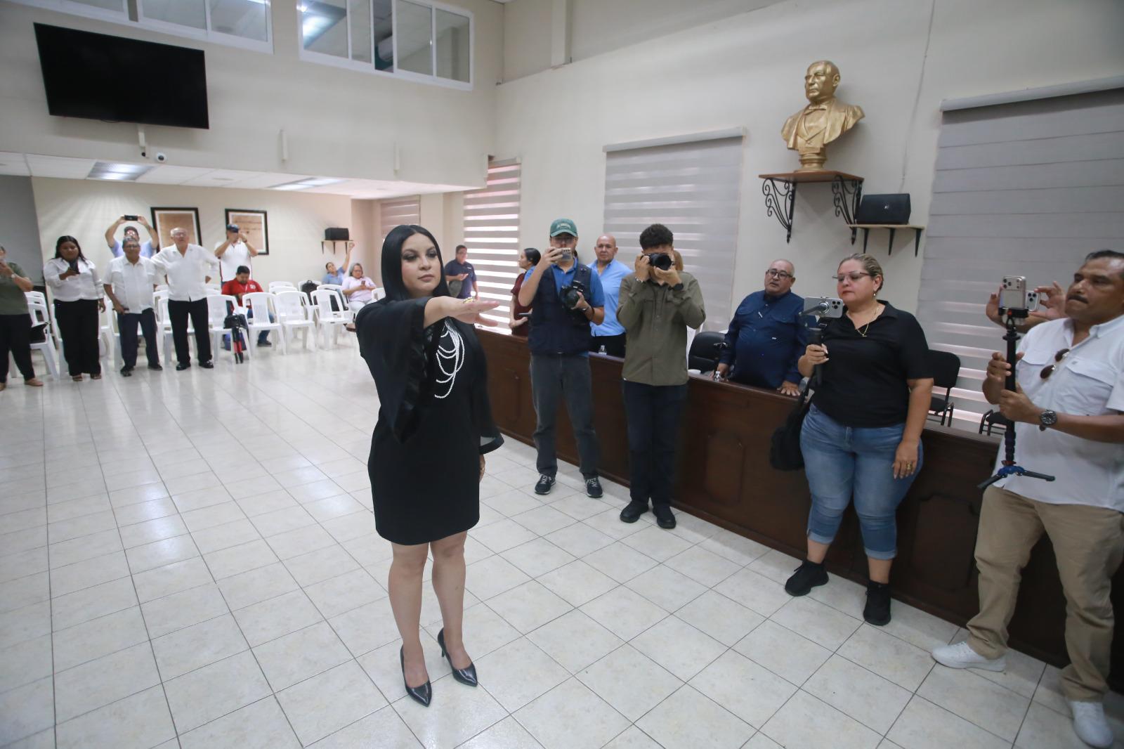 $!Rinde protesta Fabiola Osuna como Síndica Procuradora suplente del Ayuntamiento de Mazatlán