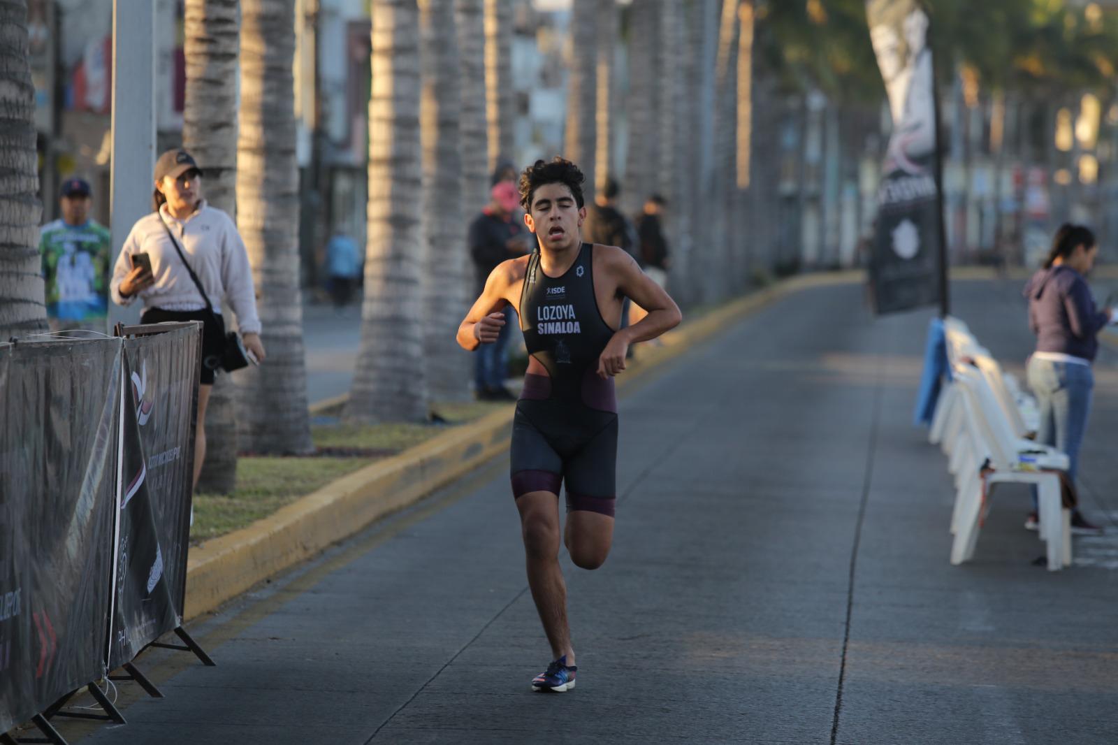 $!Atletas mazatlecos cumplen con etapa zonal de Acuatlón