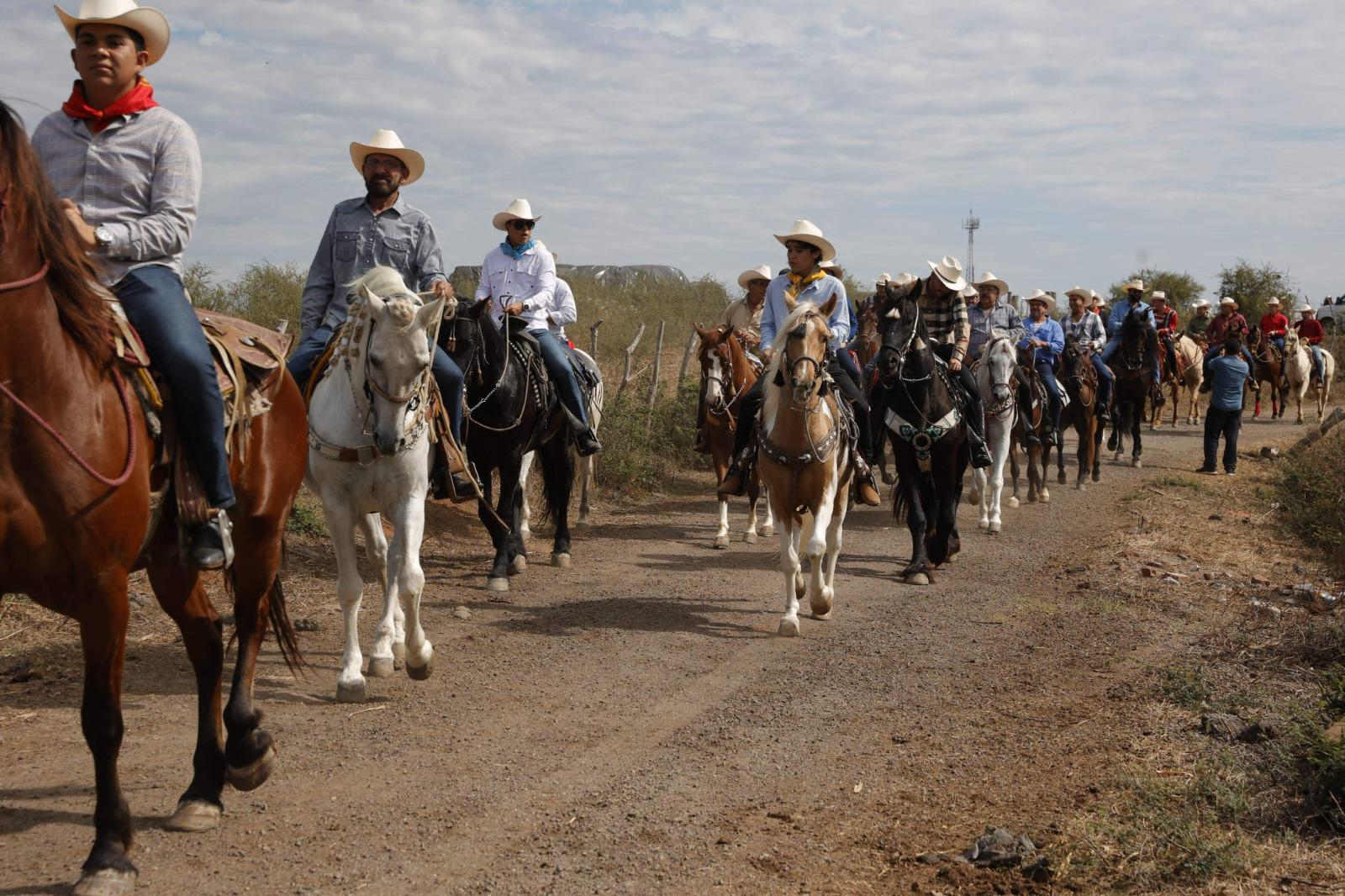$!Rocha Moya y Estrella Palacios participan en la tradicional cabalgata de los Escobar en Mazatlán