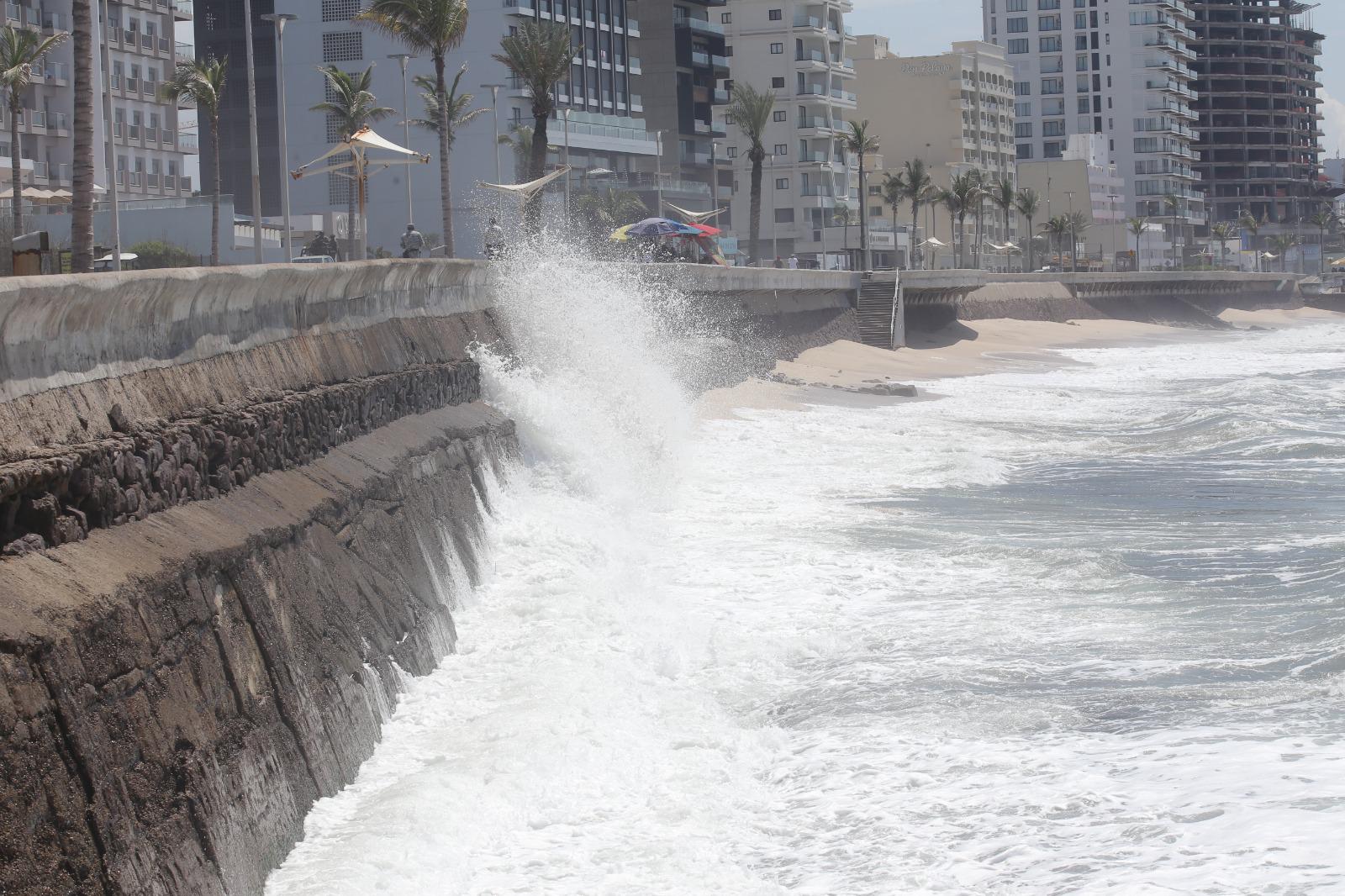 $!Prevalecen marea alta y oleaje elevado en playas de Mazatlán este domingo