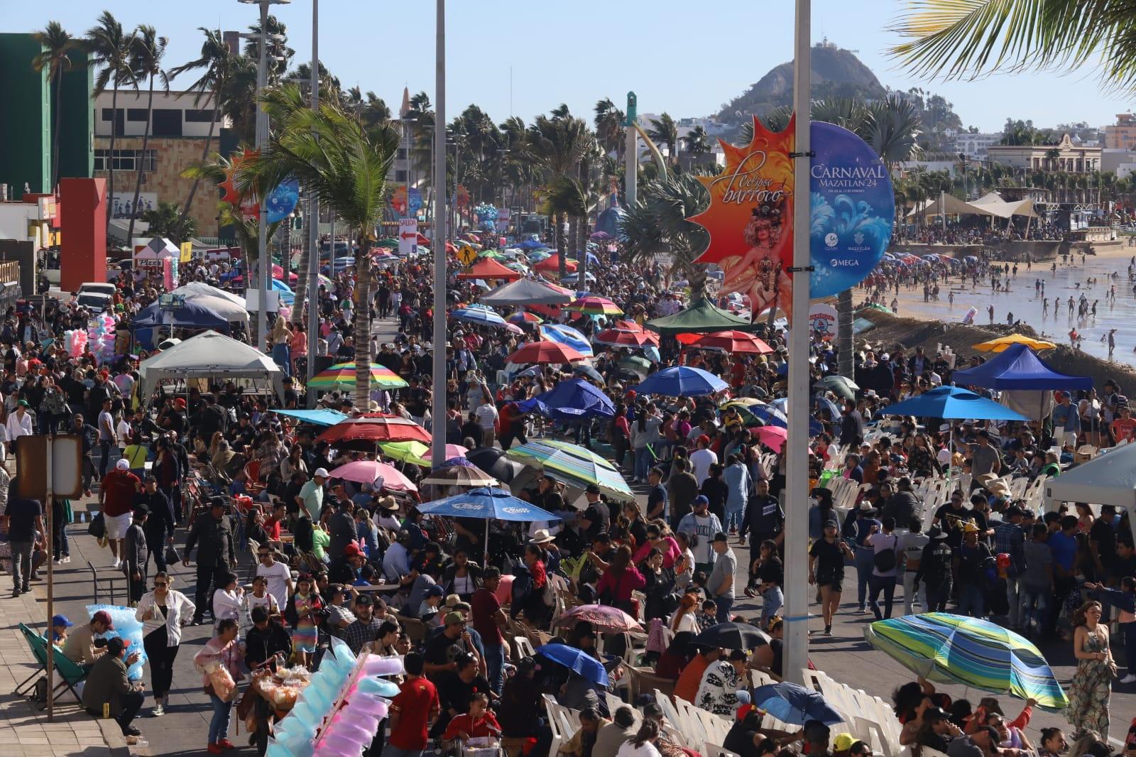 $!El malecón de Mazatlán está a reventar, donde miles disfrutarán del primer desfile del Carnaval de Mazatlán