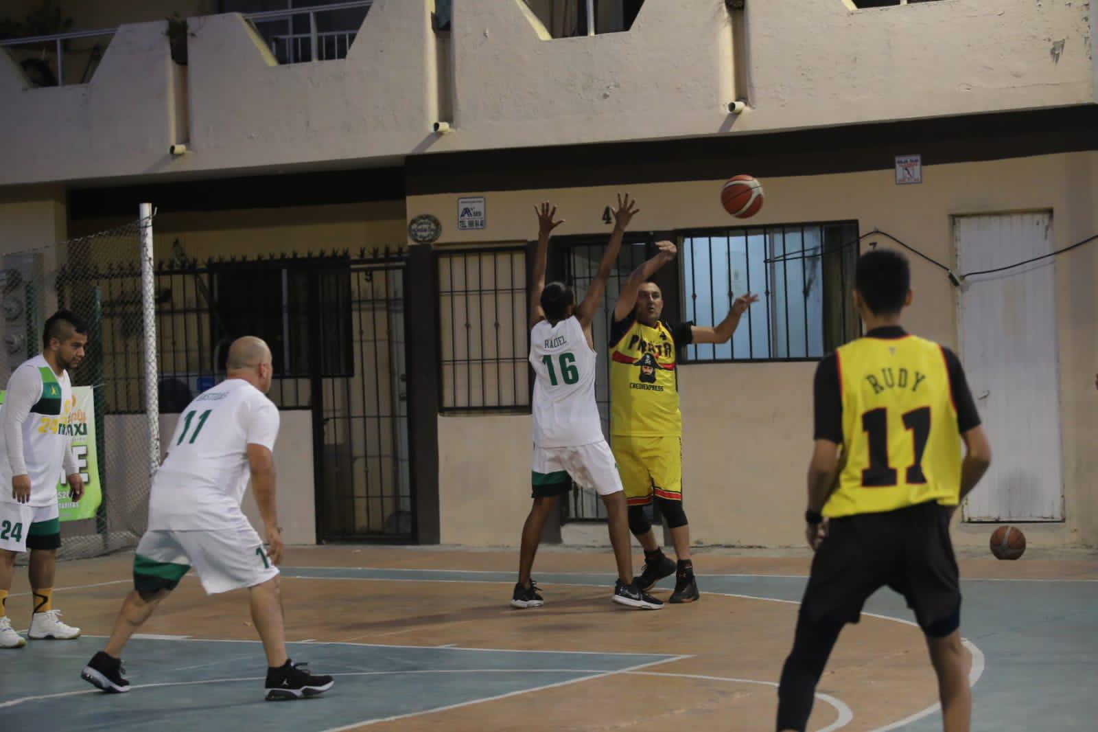 $!Mariscos El Pirata se lleva el botín en Baloncesto Empresarial