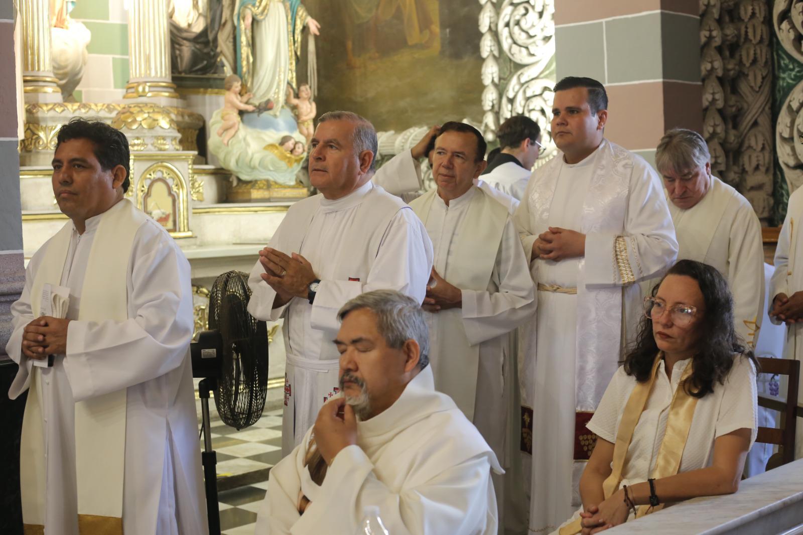 $!Renuevan sacerdotes de Mazatlán sus promesas de fe en la Misa Crismal