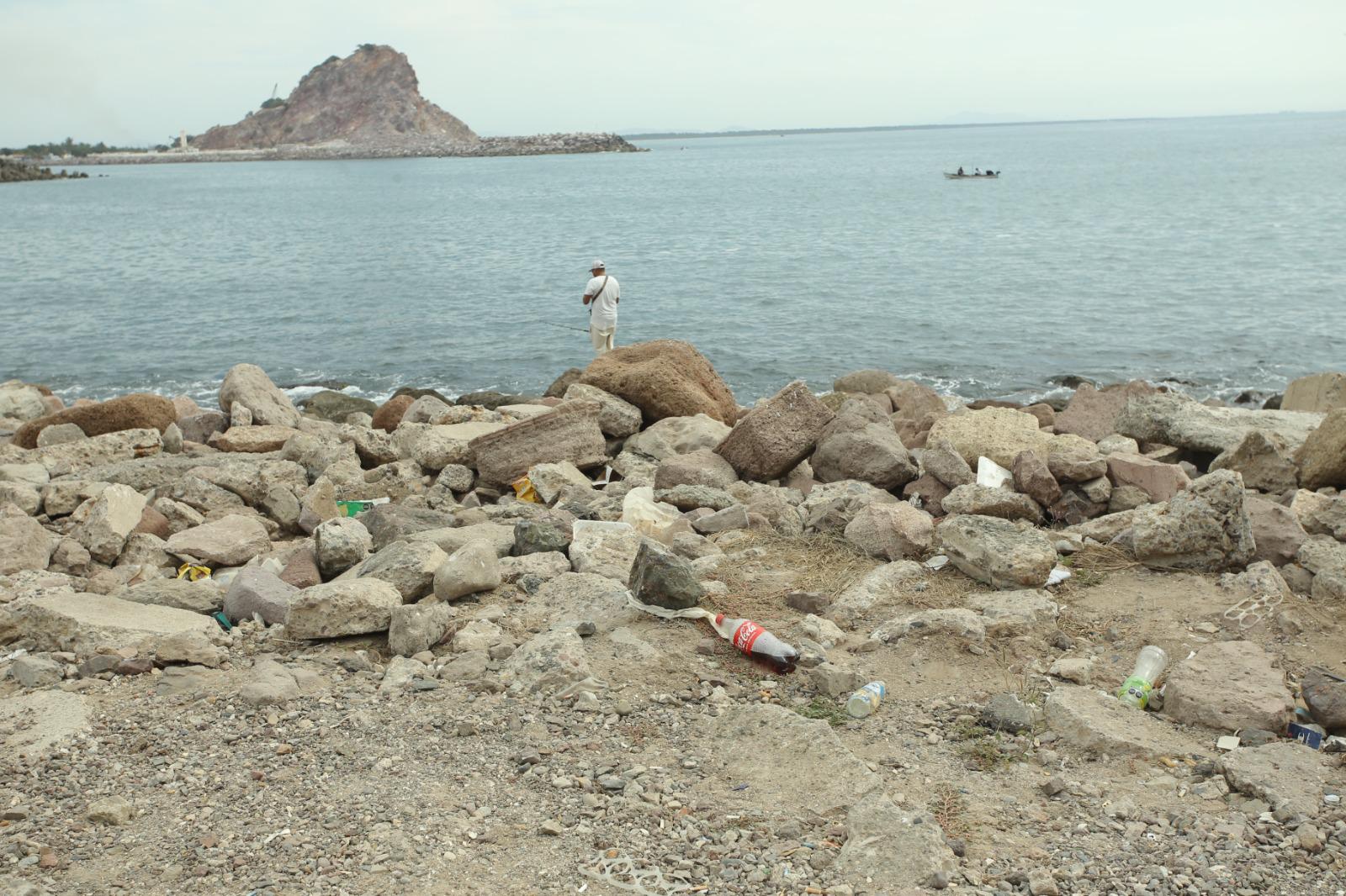 $!Escollera del Faro presenta grave problema de basura en la zona