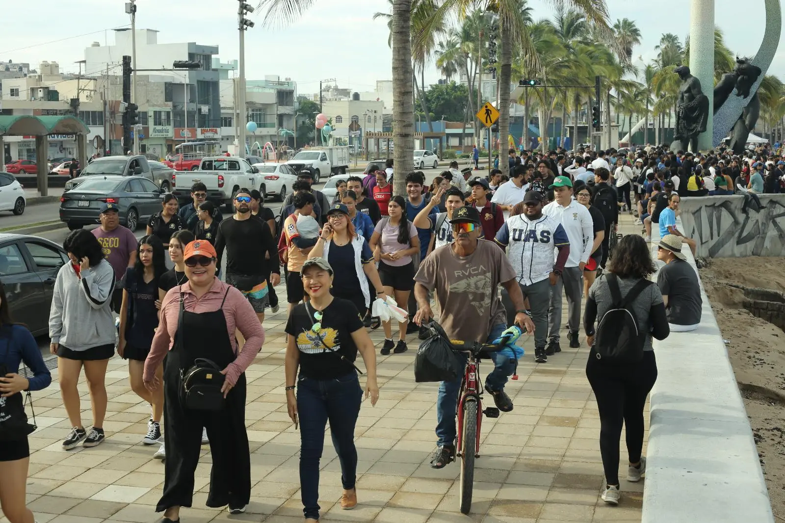 $!Alumnos de la UAS limpian playas y malecón de Mazatlán