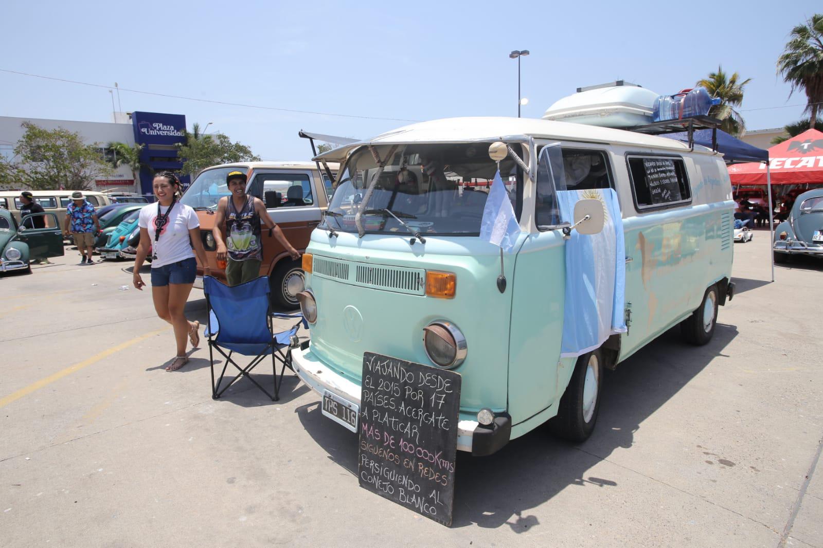 $!De la Patagonia a Alaska en combi: Pareja argentina hace escala en Mazatlán dentro de su aventura