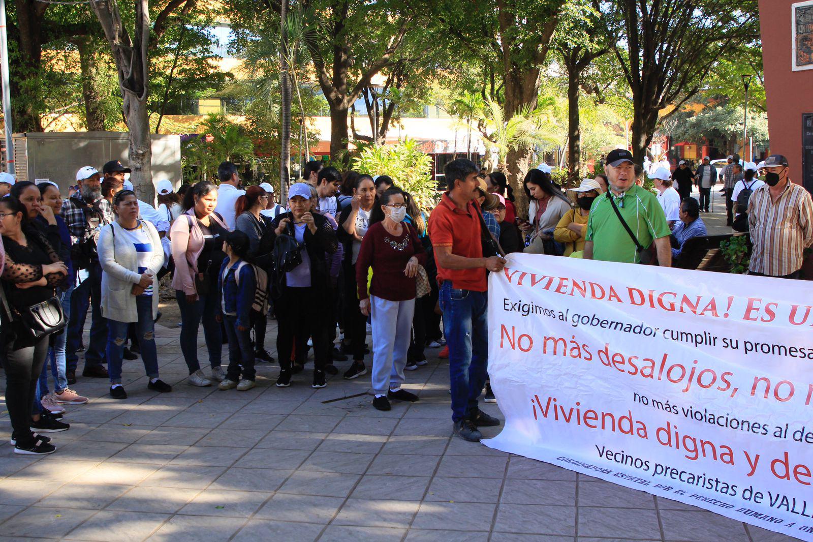 $!Marchan por el Derecho Humano a la Vivienda Digna y las Reservas Territoriales al Congreso del Estado