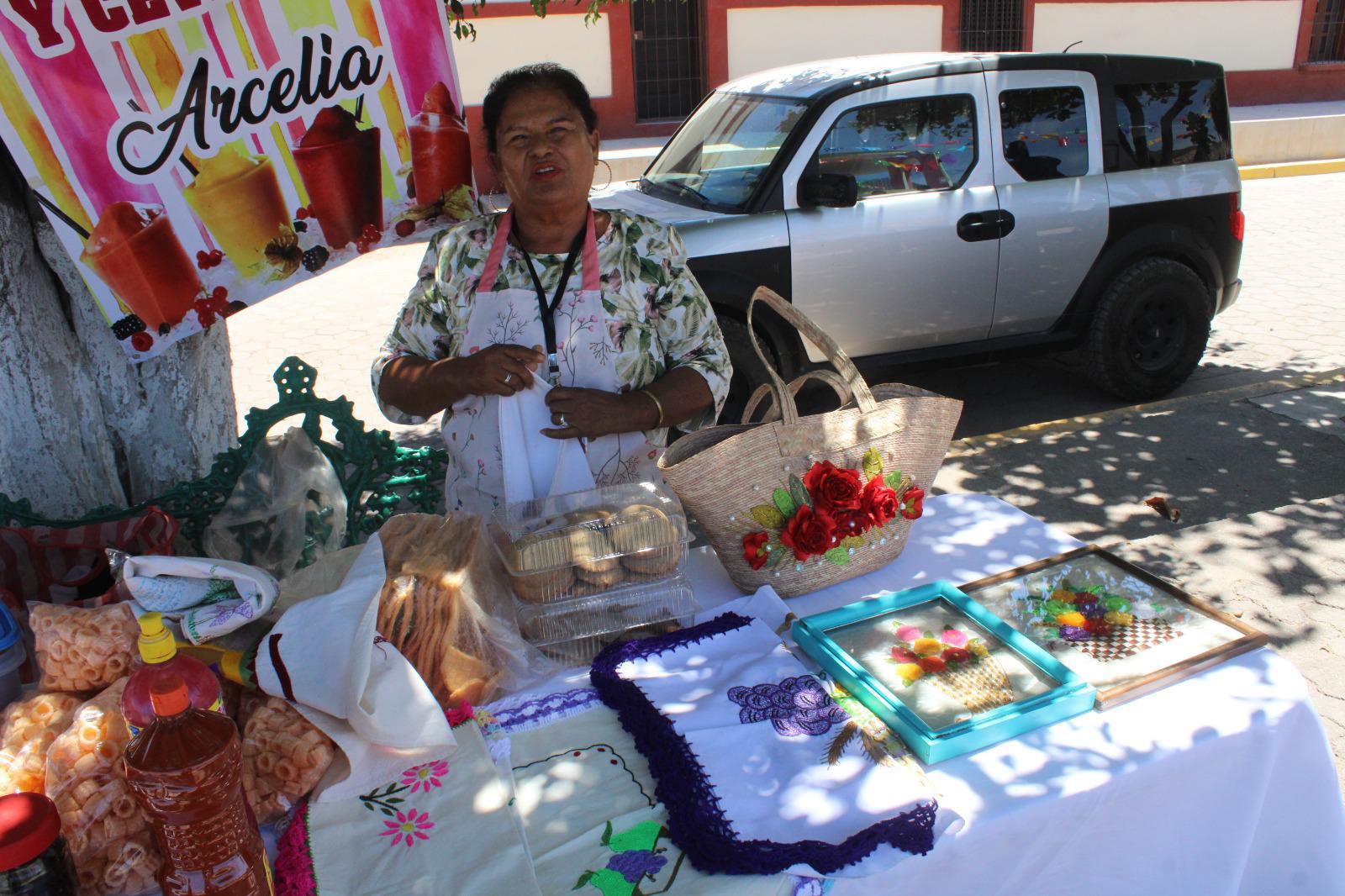 $!María Arcelia crea arte con hilo y aguja en Chametla