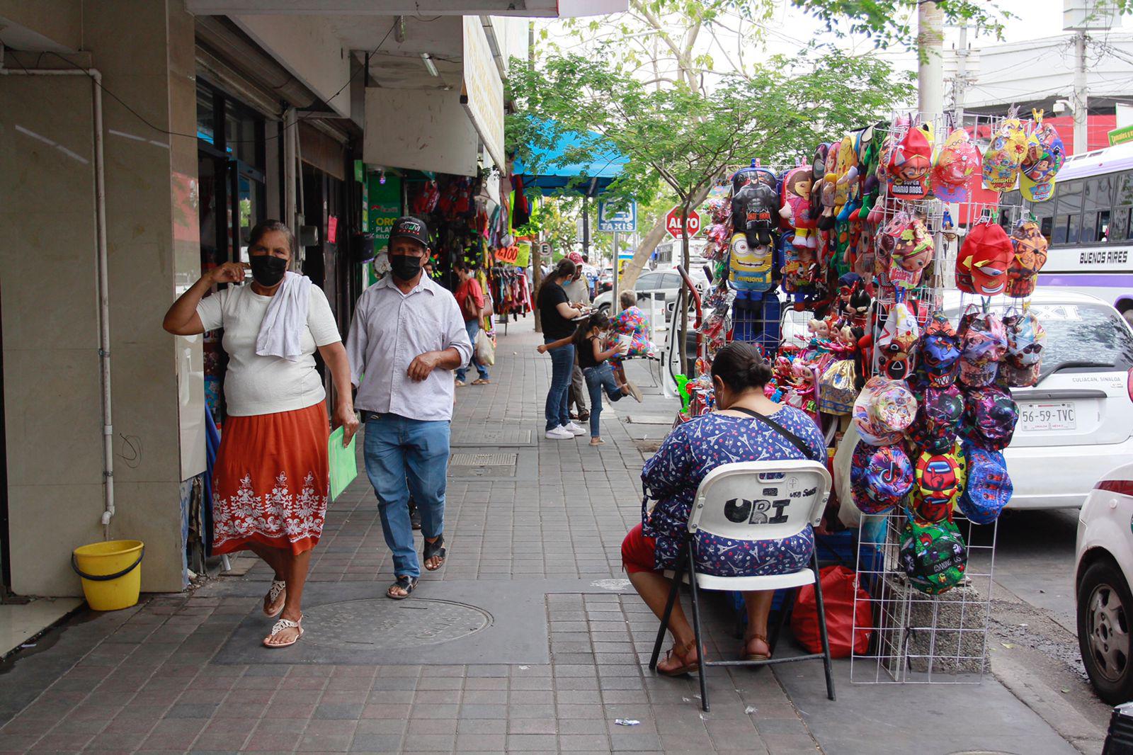 $!En Culiacán, cientos de comercios ambulantes y establecidos invaden las banquetas del Centro