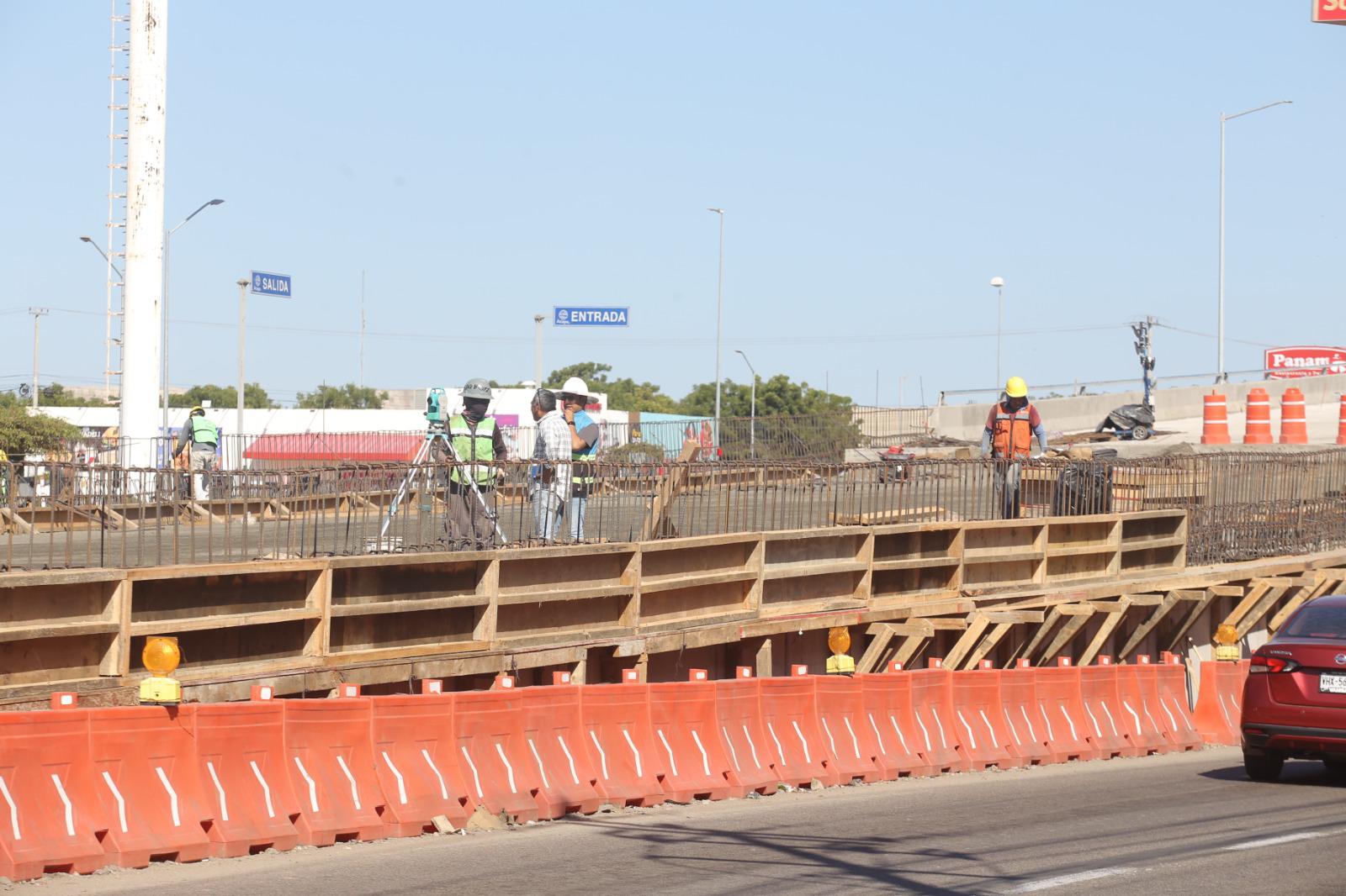 $!Arrancan trabajos de colado en rampas del nuevo paso vehicular superior de avenida Pérez Escobosa, en Mazatlán