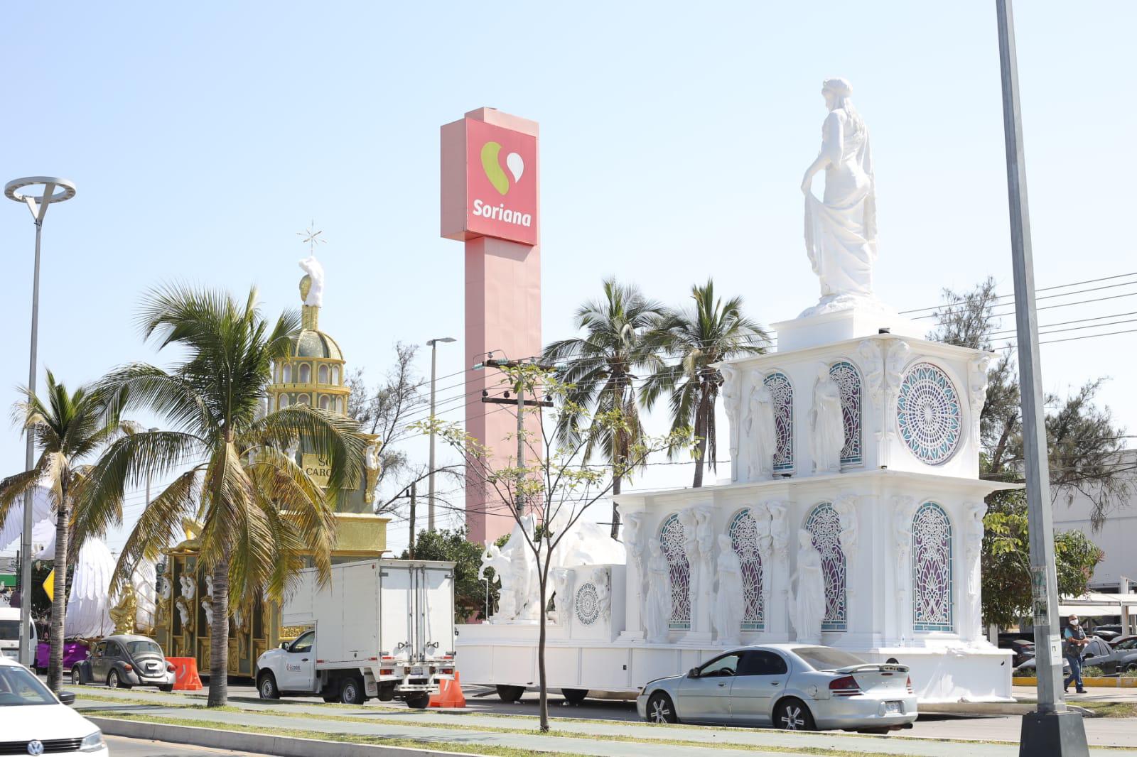 $!Carros alegóricos del Carnaval de Mazatlán permanecen en la Rafael Buelna y se alenta el tráfico en la zona