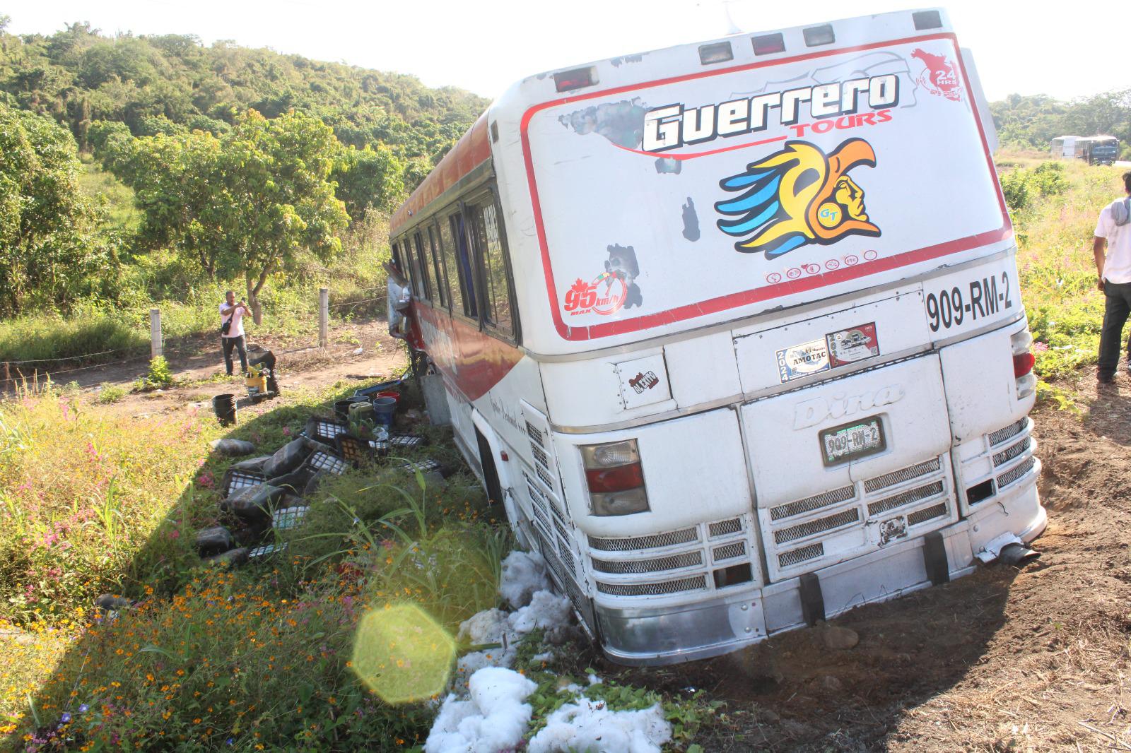 $!Se registra aparatoso choque entre camión de jornaleros y torton en Rosario